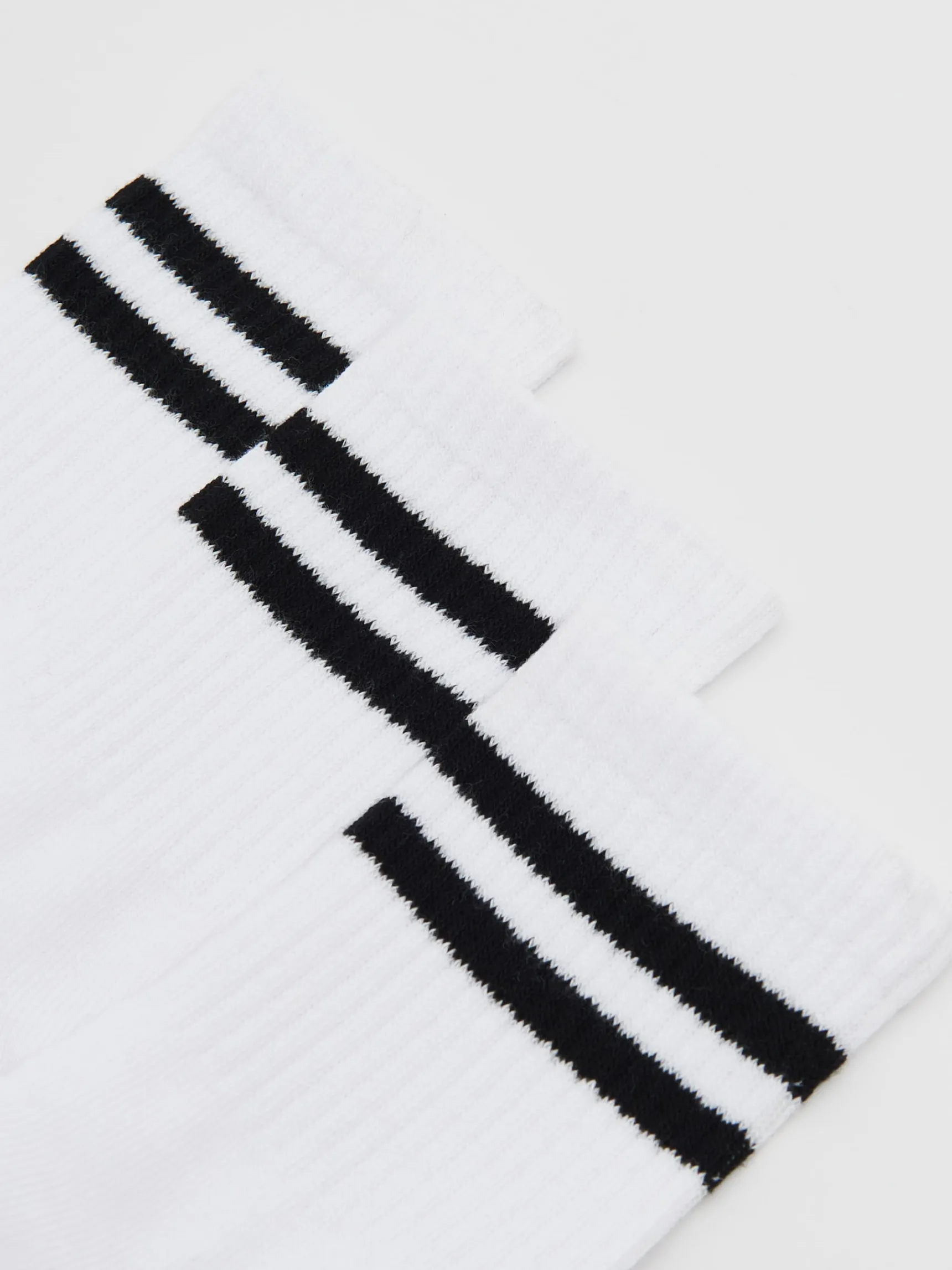 Sale Cropp 3 pack ch skarpet z czarnymi paskami biały