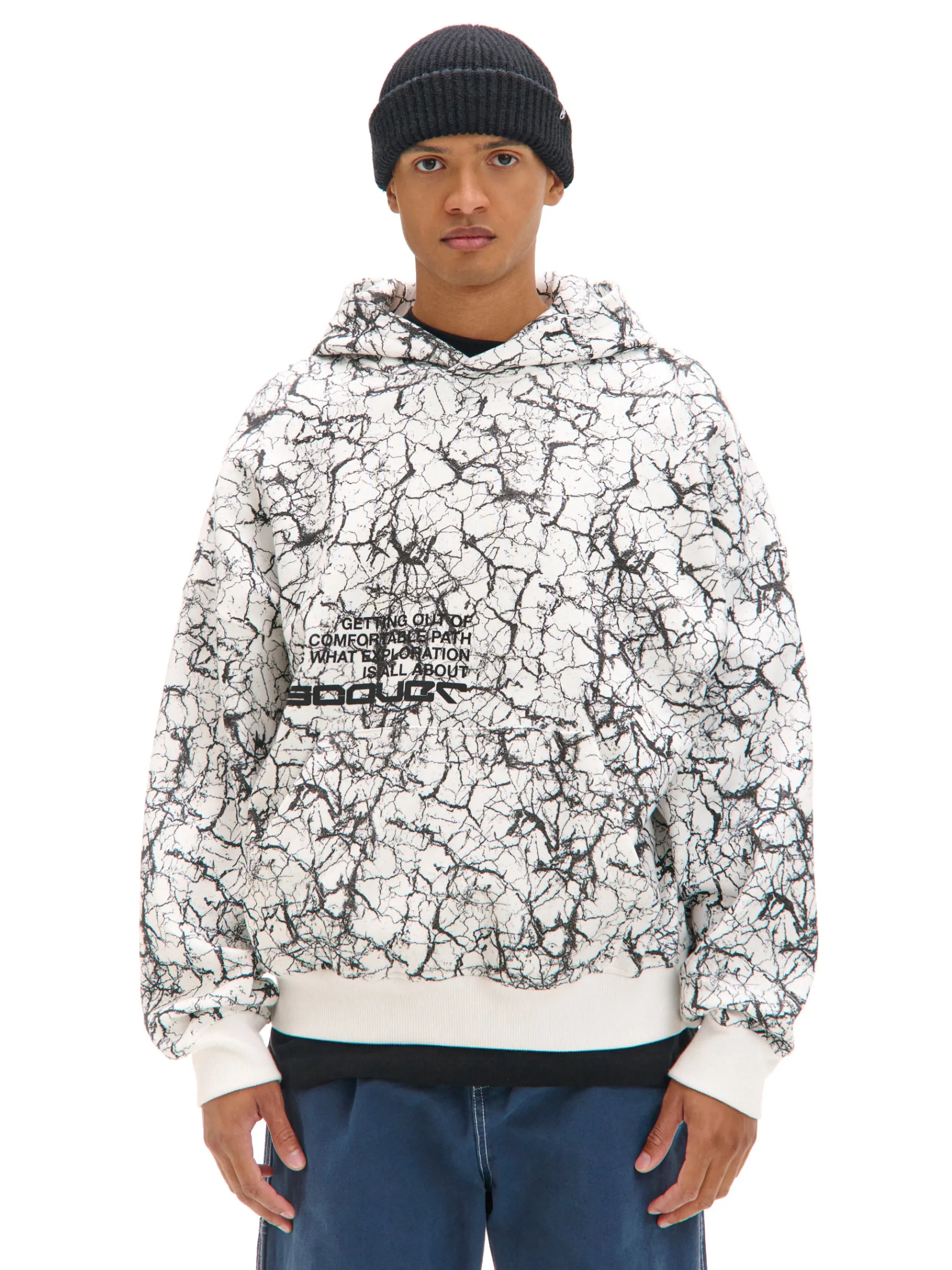 Sale Cropp Biała bluza hoodie z nadrukiem all over biały