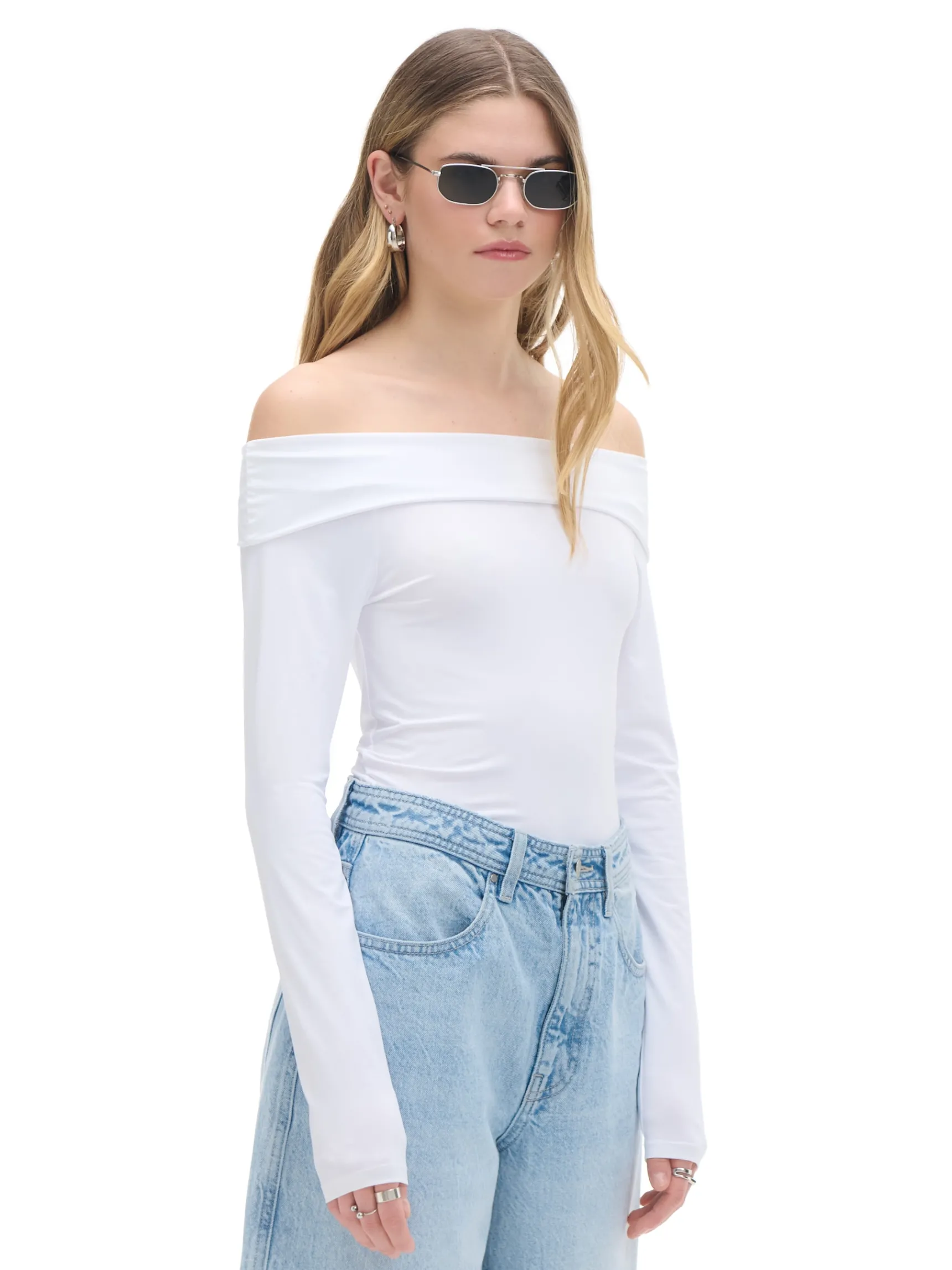 Outlet Cropp Biała bluzka z odkrytymi ramionami biały