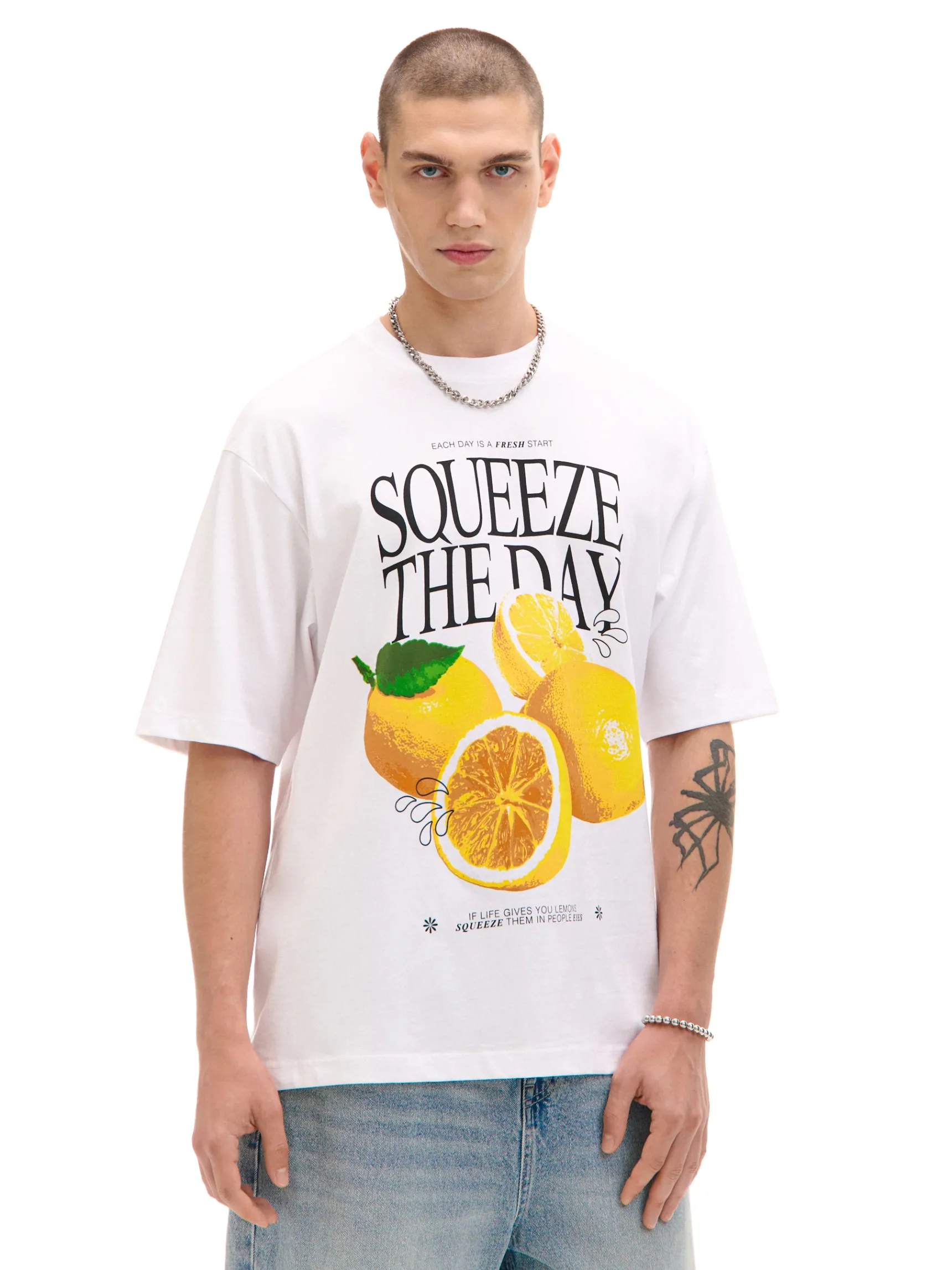 Online Cropp Biała koszulka z motywem cytryn biały