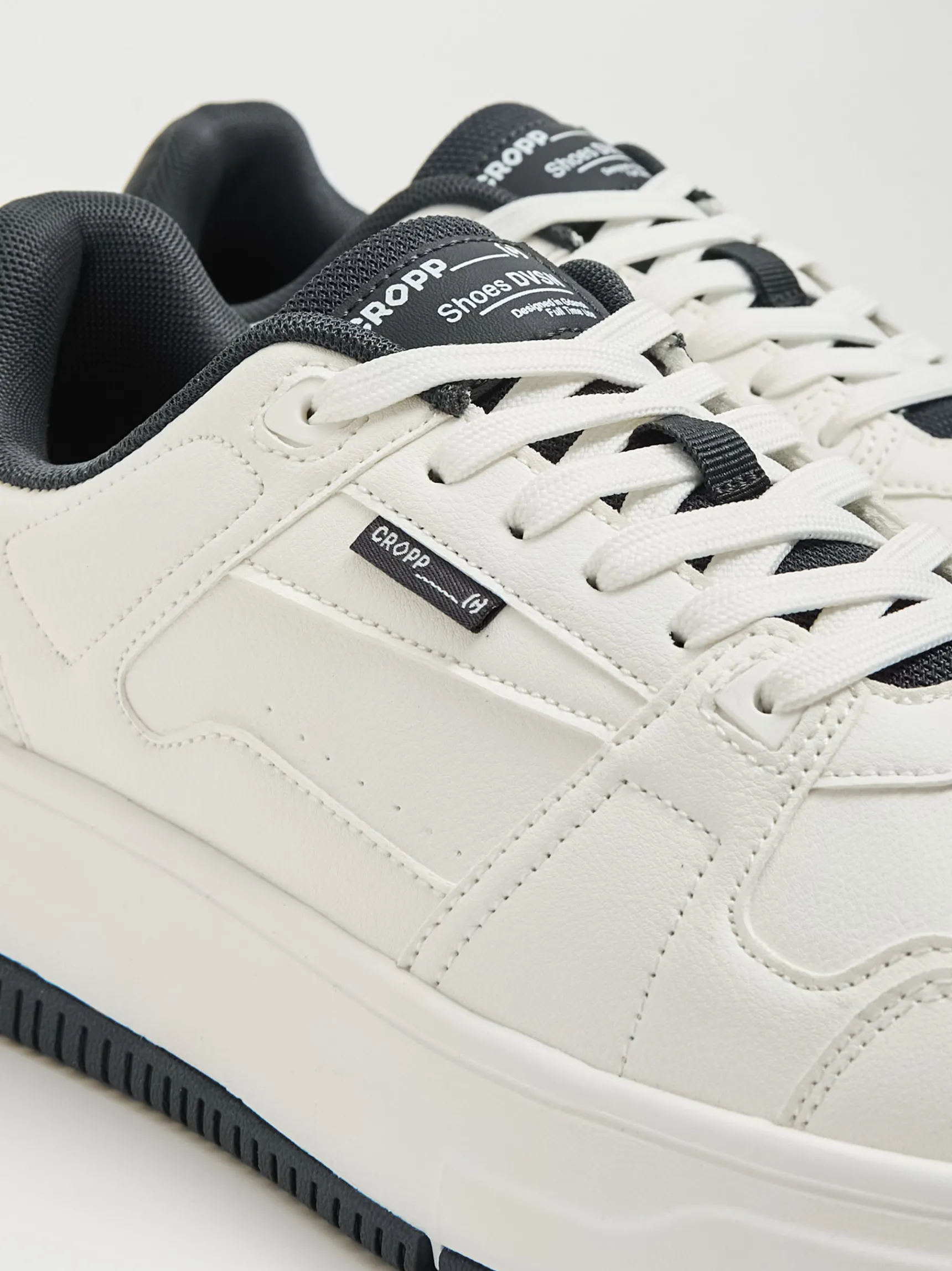 Fashion Cropp Białe sneakersy z czarnymi elementami biały