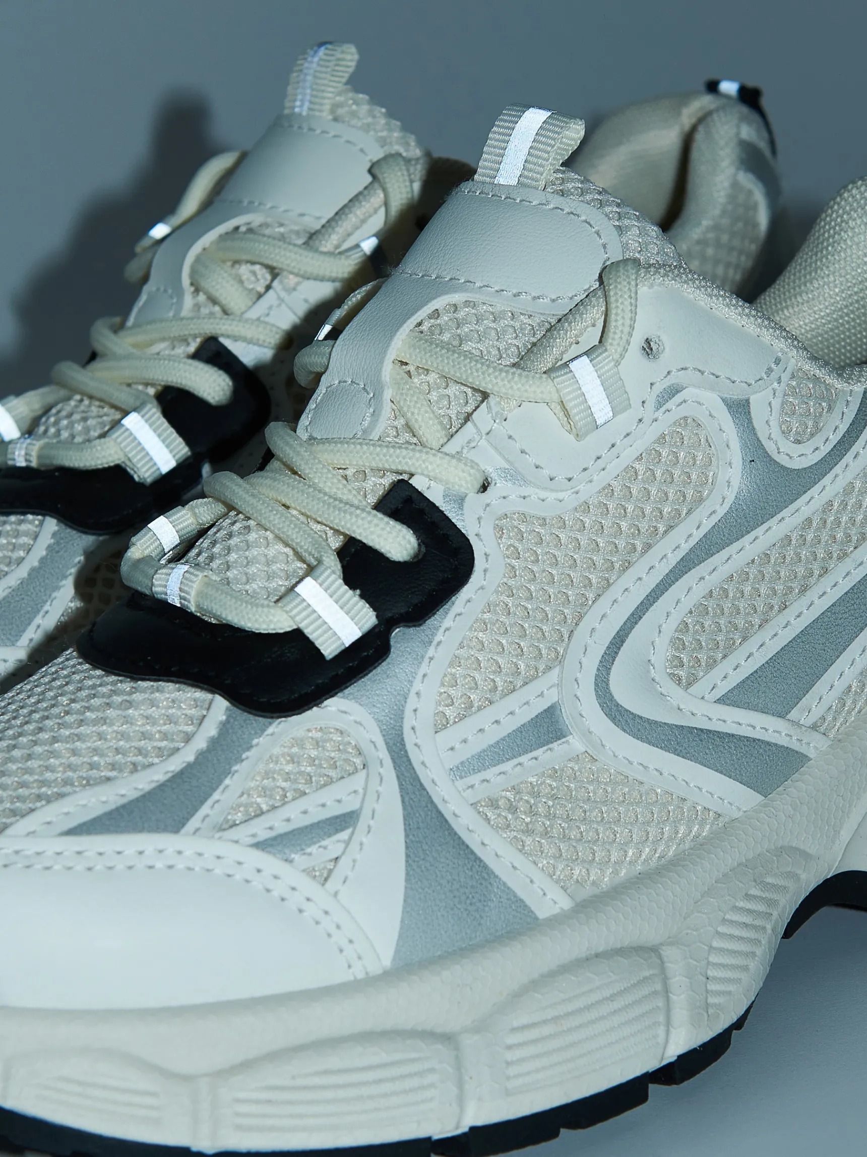 Outlet Cropp Białe sneakersy z elementami reflective wielobarwny
