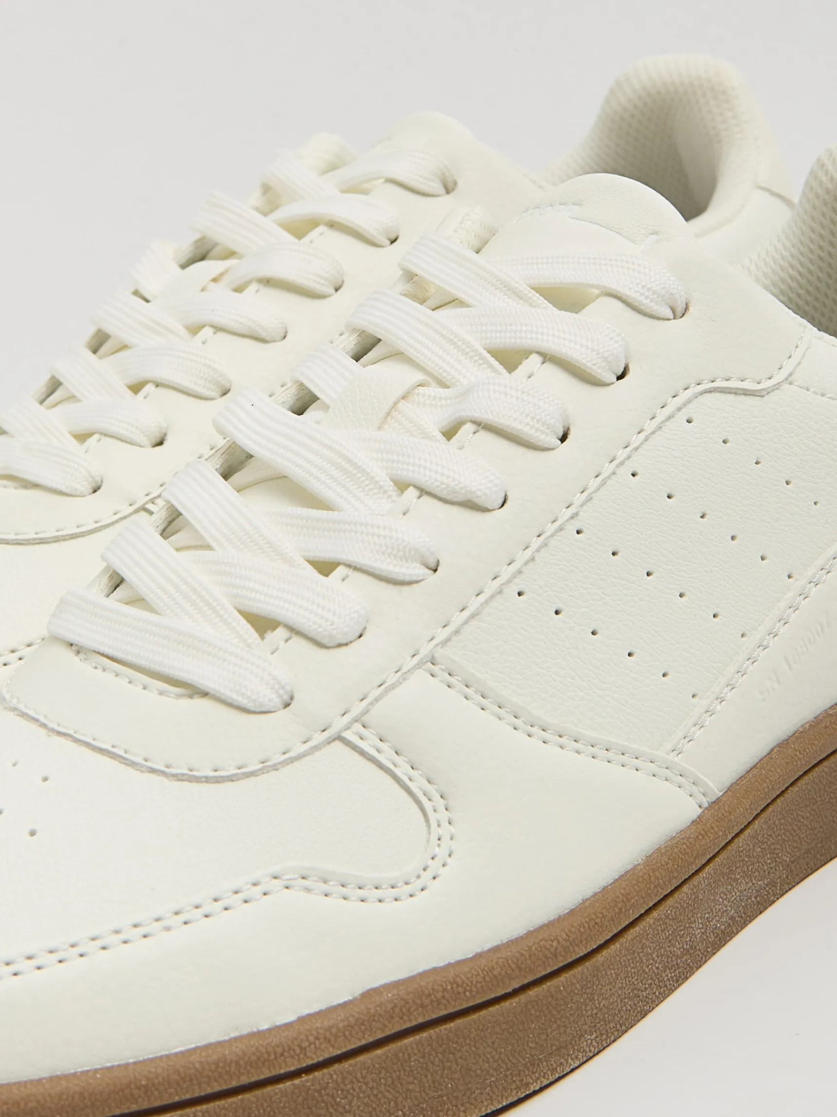 Sale Cropp Białe sneakersy z imitacji skóry biały