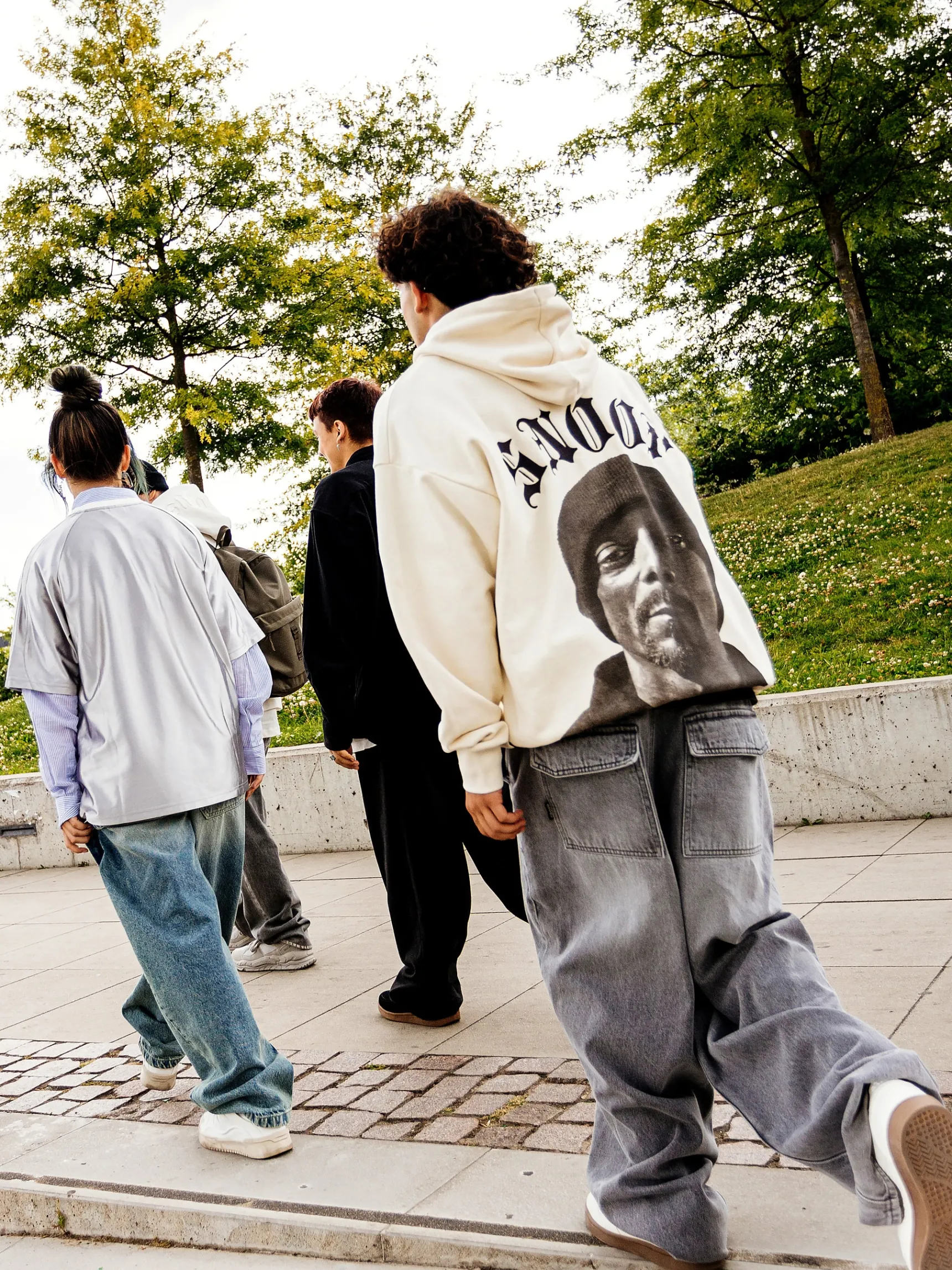 Best Cropp Bluza z kapturem Snoop Dogg kremowy