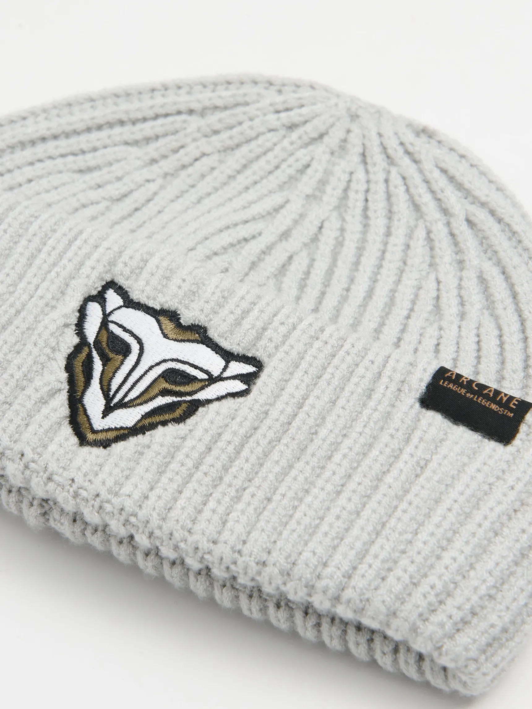 Best Cropp Czapka beanie z naszywką Arcane beżowy