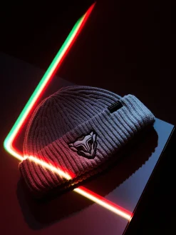 Best Cropp Czapka beanie z naszywką Arcane beżowy