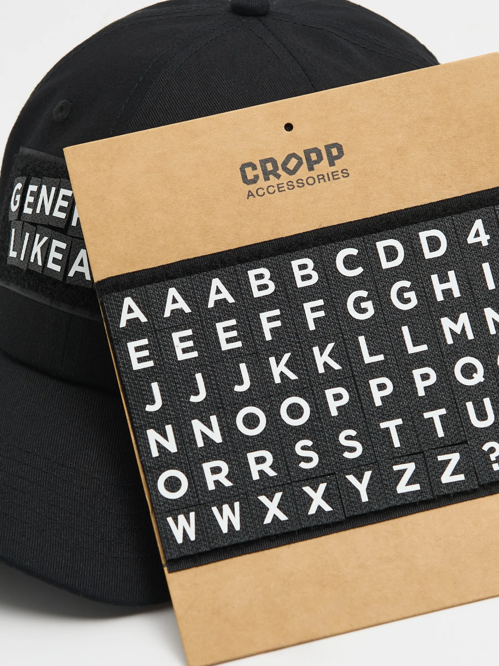 Outlet Cropp Czapka bejsbolówka z zestawem liter czarny