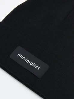 Sale Cropp Czarna czapka beanie z naszywką czarny