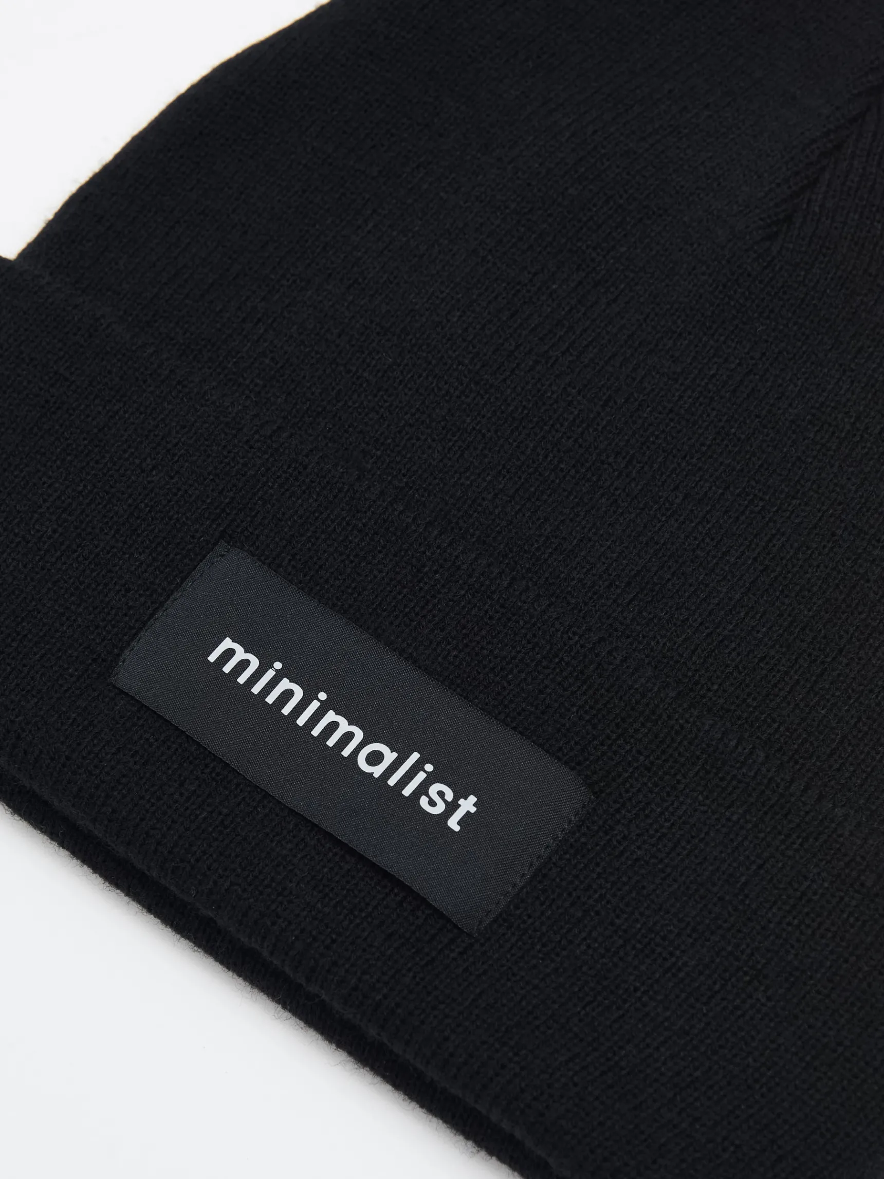 Sale Cropp Czarna czapka beanie z naszywką czarny