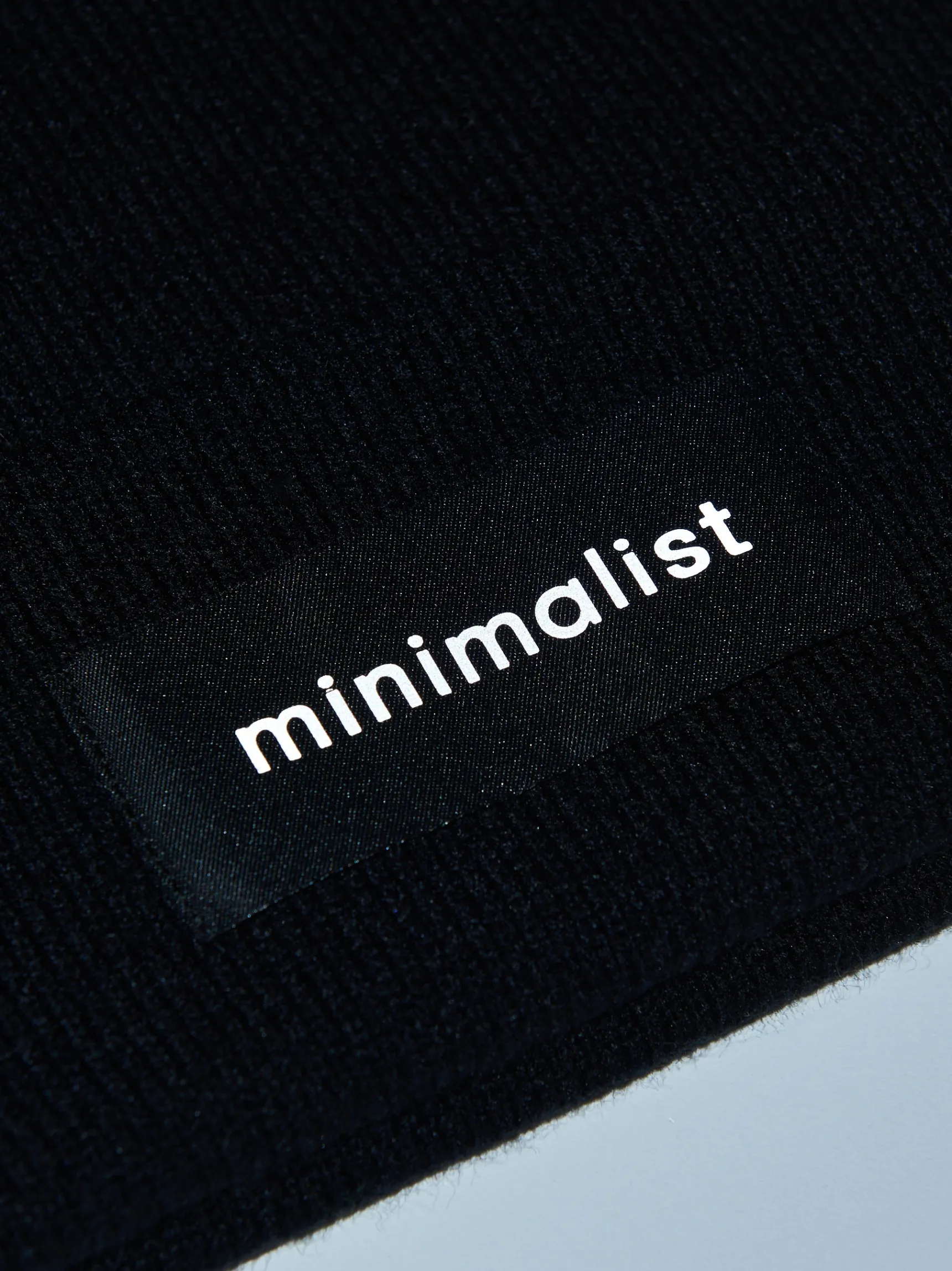 Sale Cropp Czarna czapka beanie z naszywką czarny