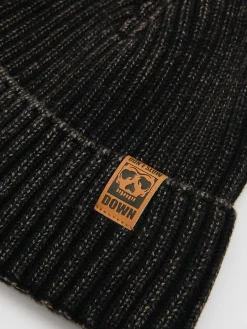 New Cropp Czarna czapka beanie z naszywką czarny