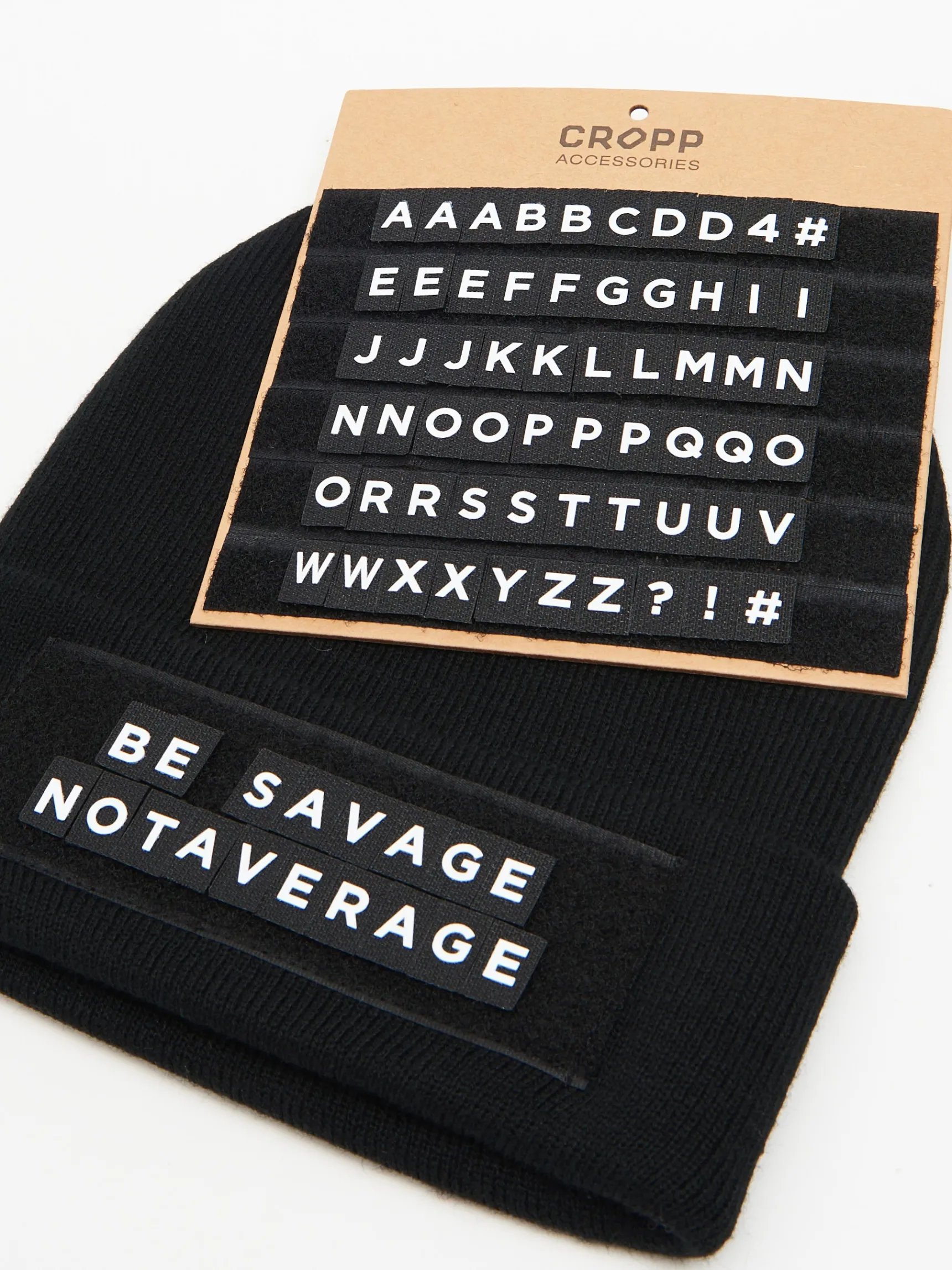 Best Cropp Czarna czapka z personalizowanym napisem czarny
