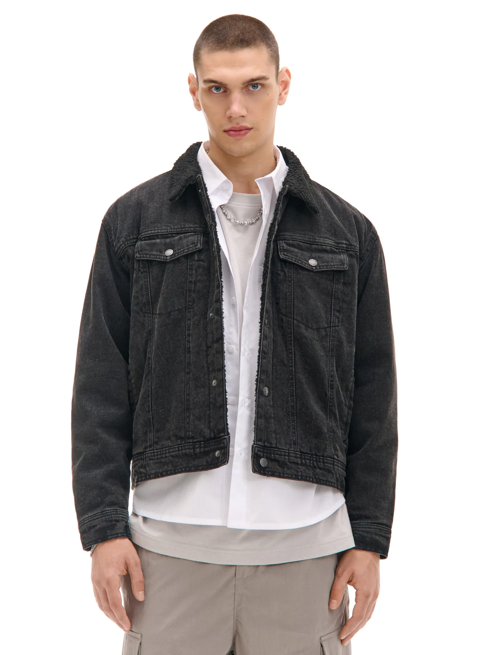 Discount Cropp Czarna jeansowa kurtka sherpa czarny