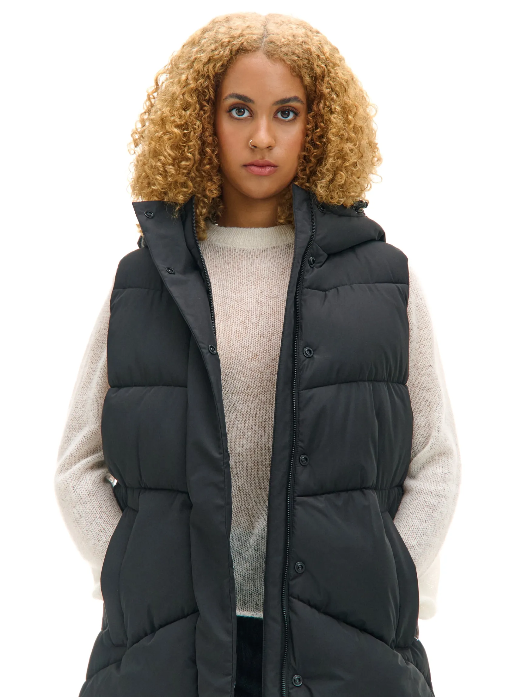 Discount Cropp Czarna kamizelka puffer z kapturem czarny
