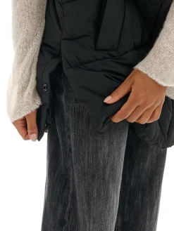 Discount Cropp Czarna kamizelka puffer z kapturem czarny