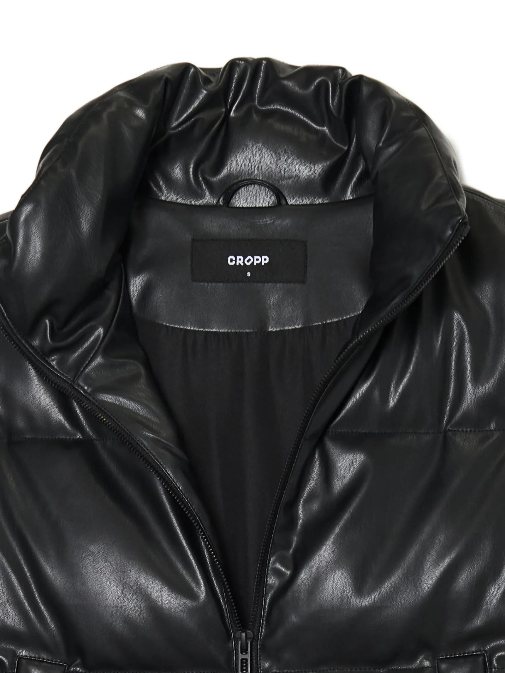 Outlet Cropp Czarna kamizelka z efektem skóry czarny