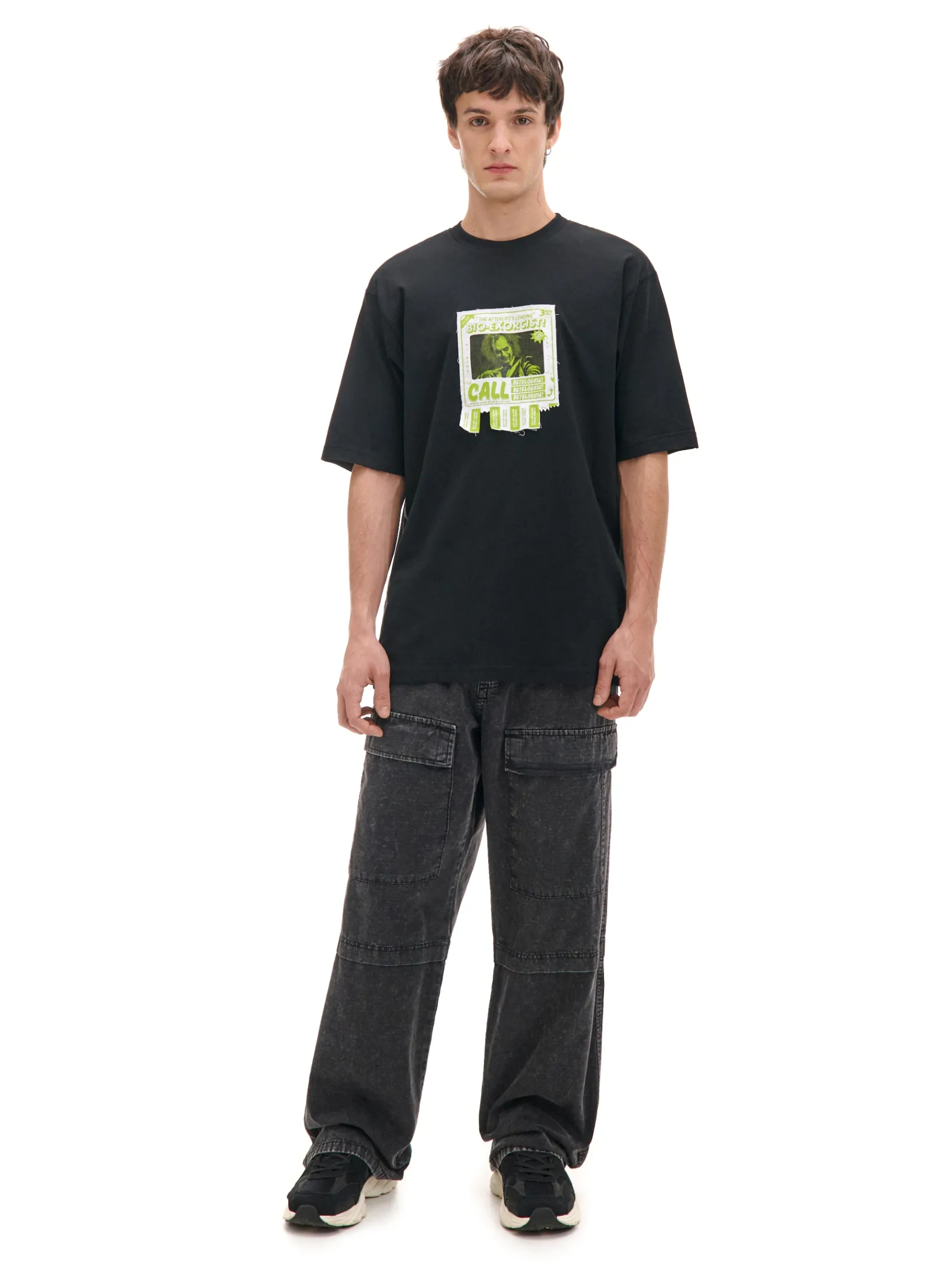 Best Cropp Czarna koszulka z aplikacją Beetlejuice UNISEX czarny