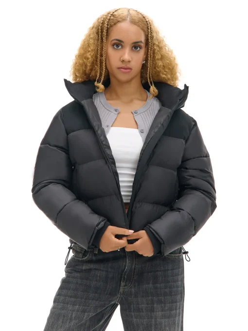 Outlet Cropp Czarna kurtka puffer z gładkim karczkiem czarny