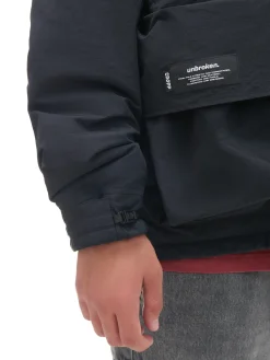 Outlet Cropp Czarna kurtka z kapturem czarny