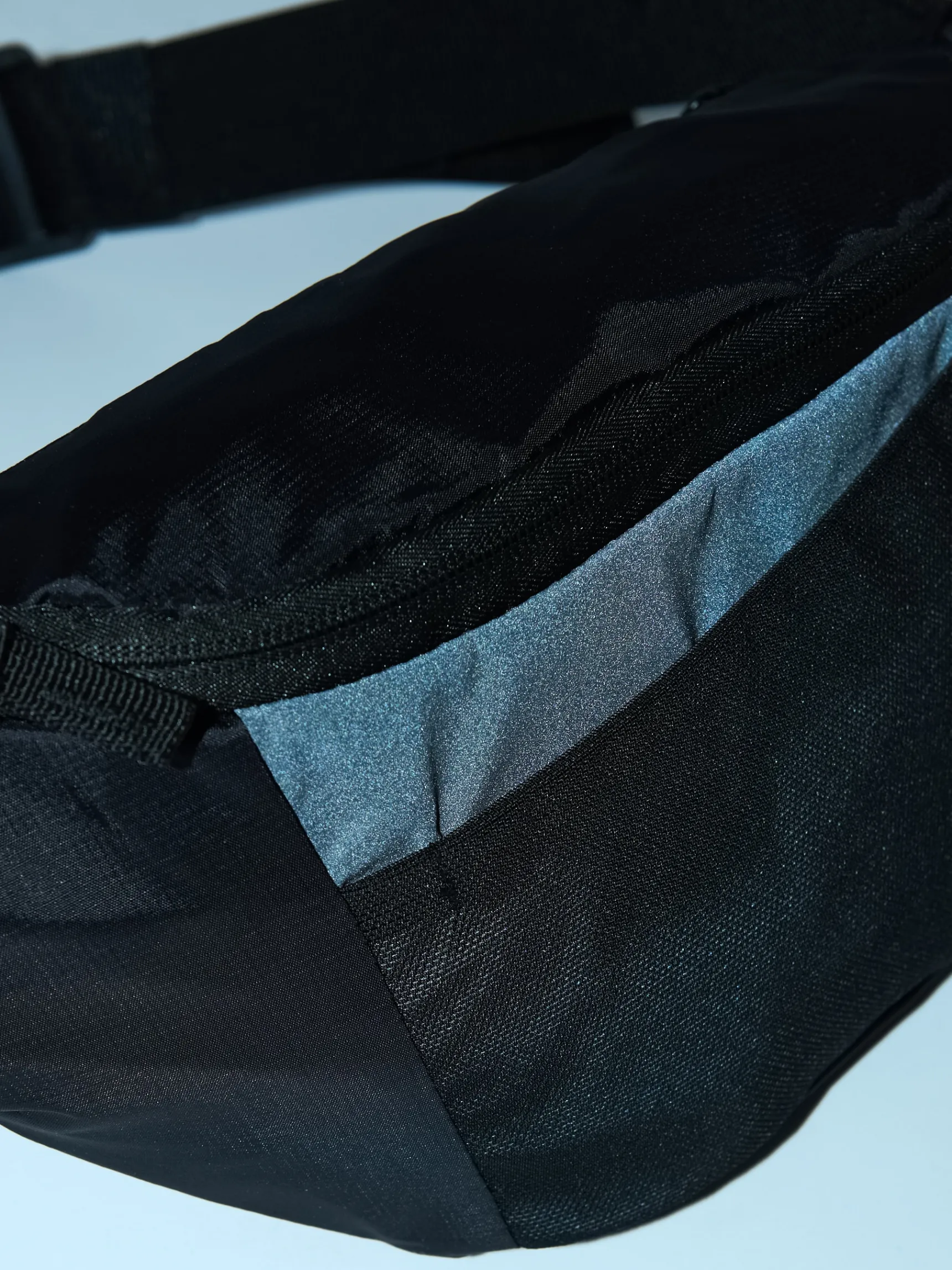 Clearance Cropp Czarna nerka z efektem reflective czarny
