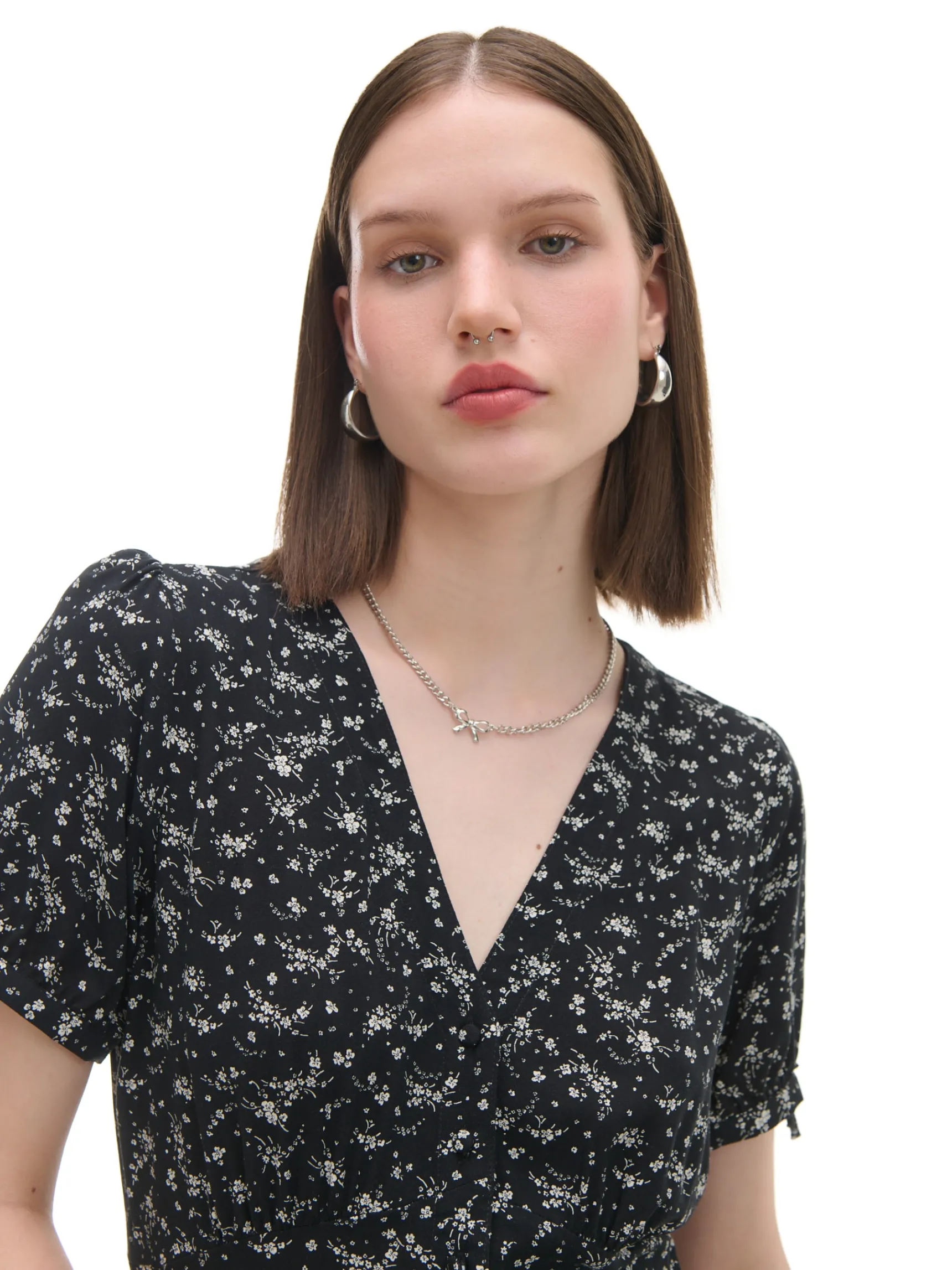 Online Cropp Czarna sukienka midi w kwiaty czarny