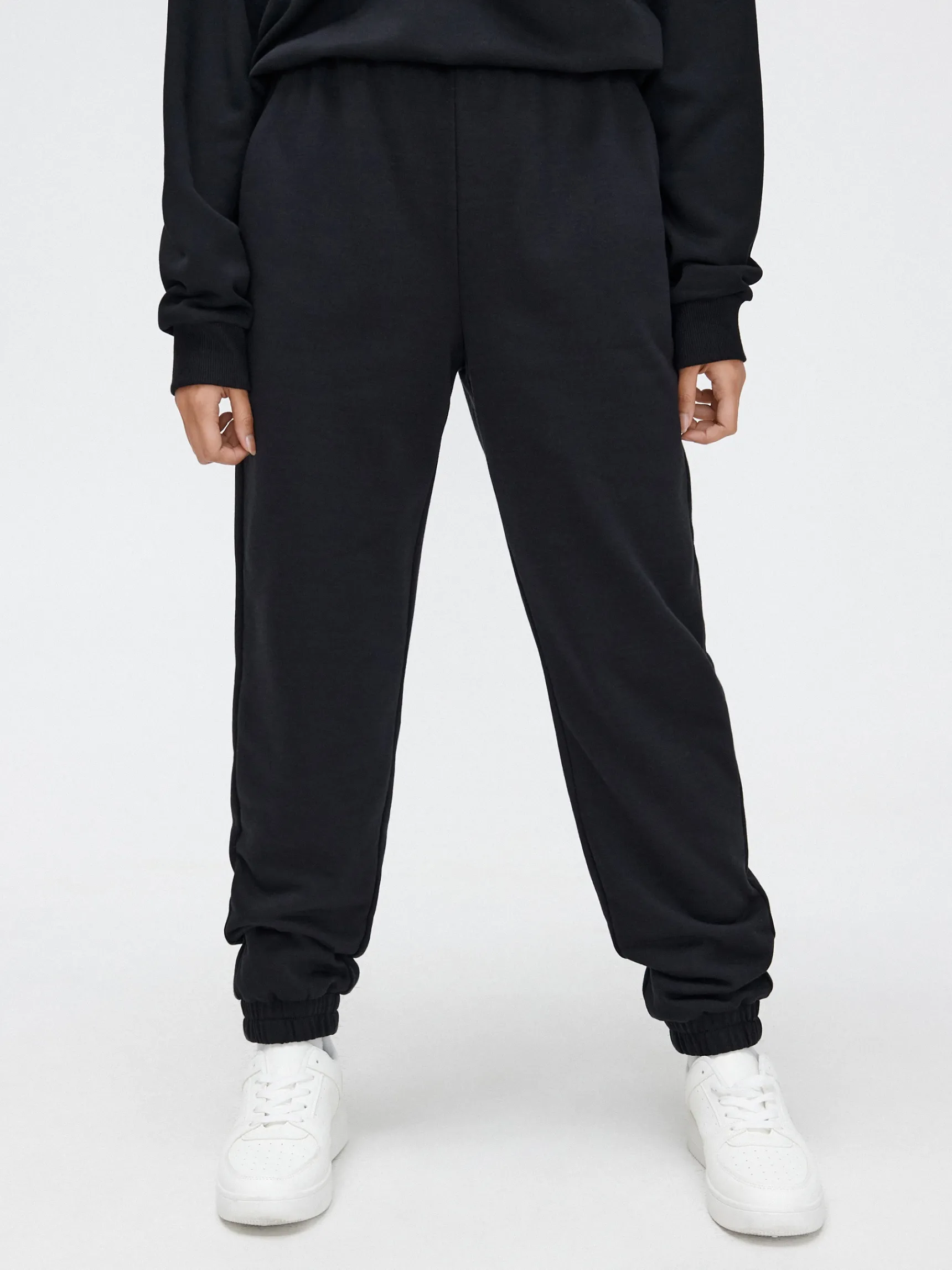 Sale Cropp Czarne dresowe joggery czarny