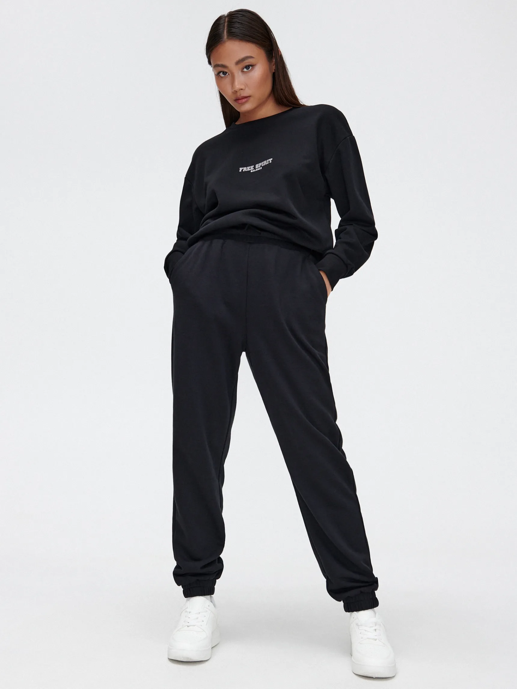 Sale Cropp Czarne dresowe joggery czarny