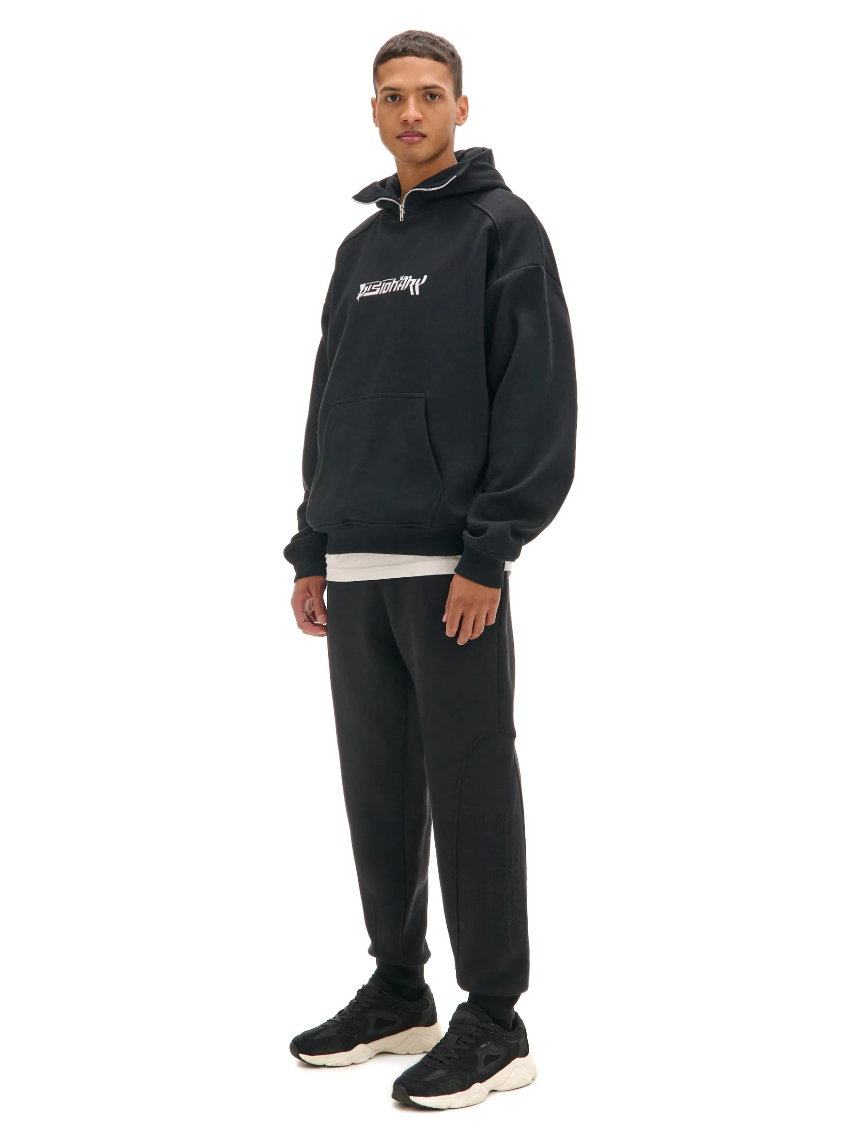 Fashion Cropp Czarne dresowe joggery z nadrukiem na nogawce czarny