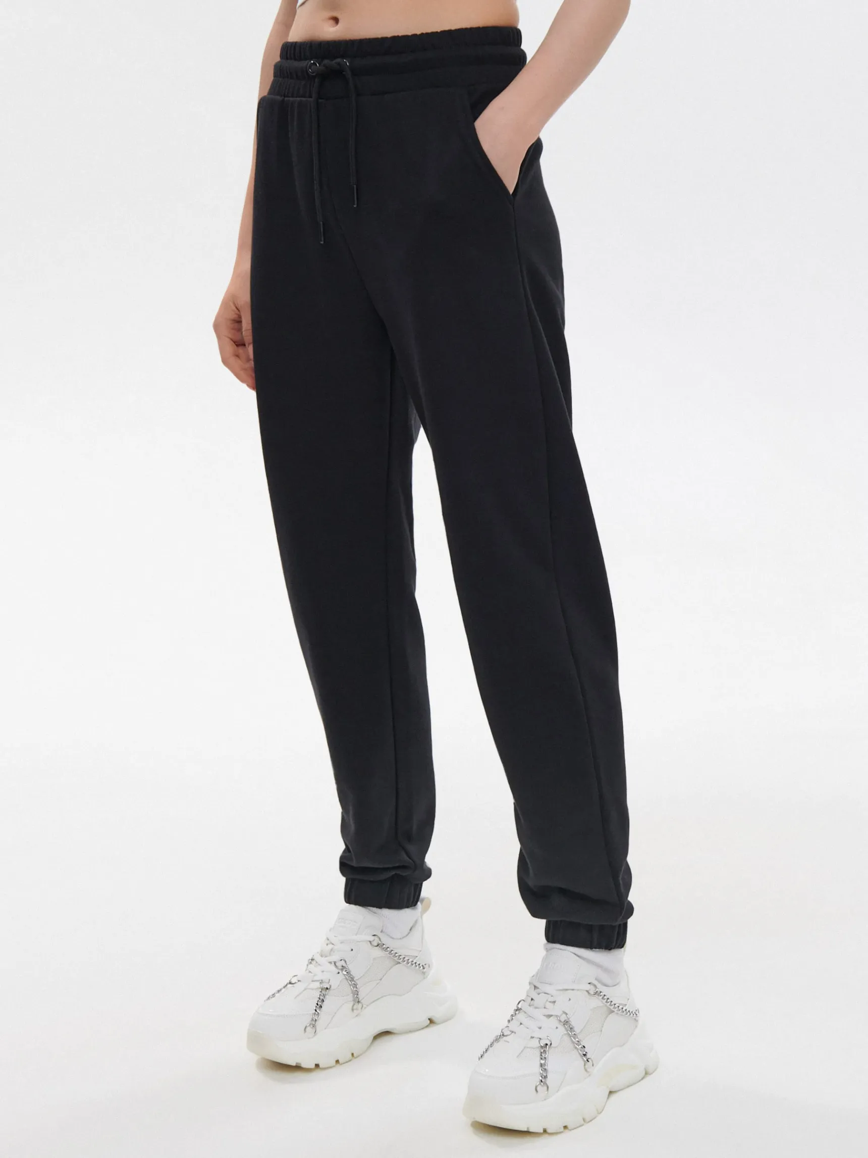 New Cropp Czarne dresowe spodnie jogger czarny