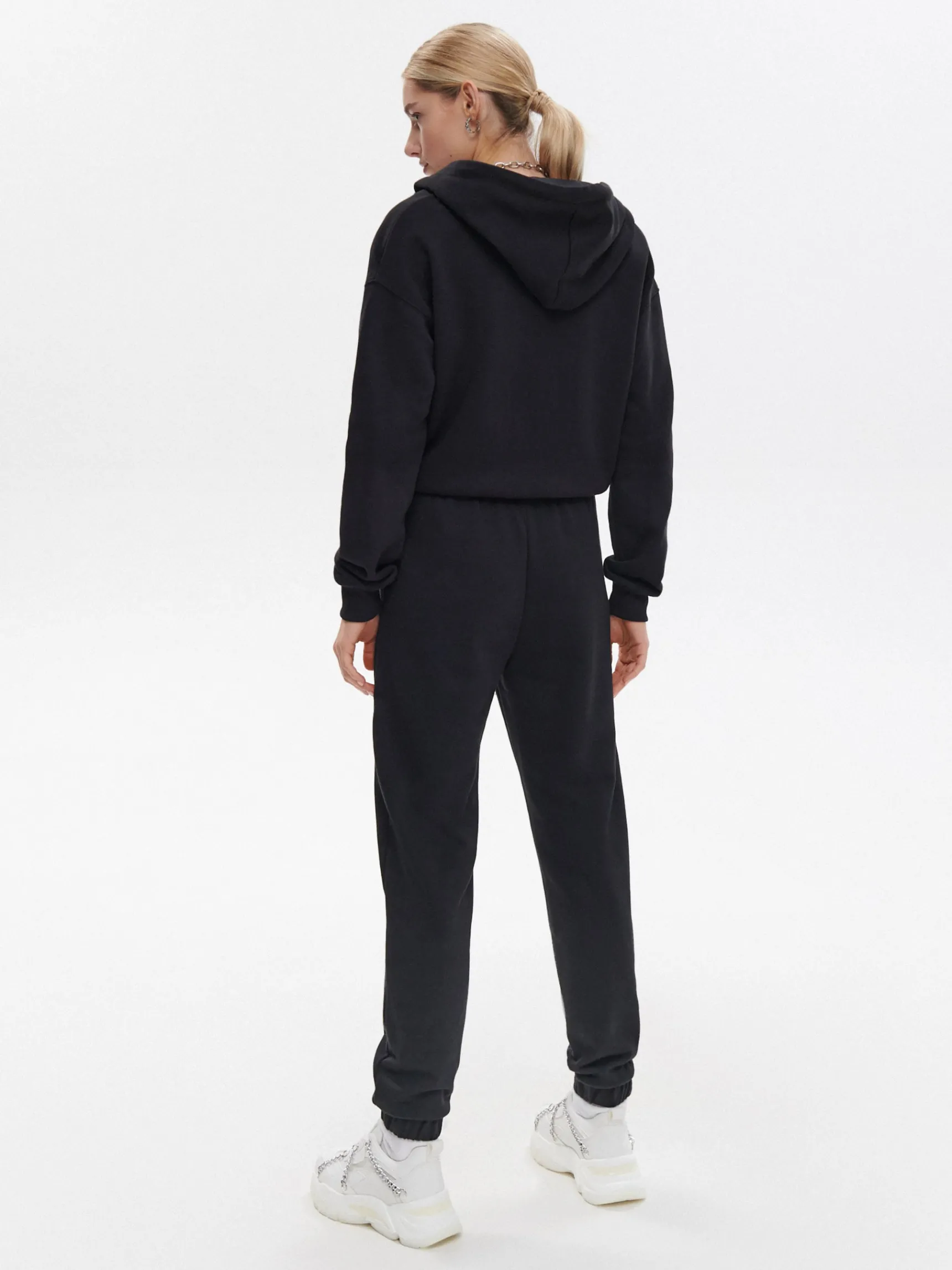 New Cropp Czarne dresowe spodnie jogger czarny