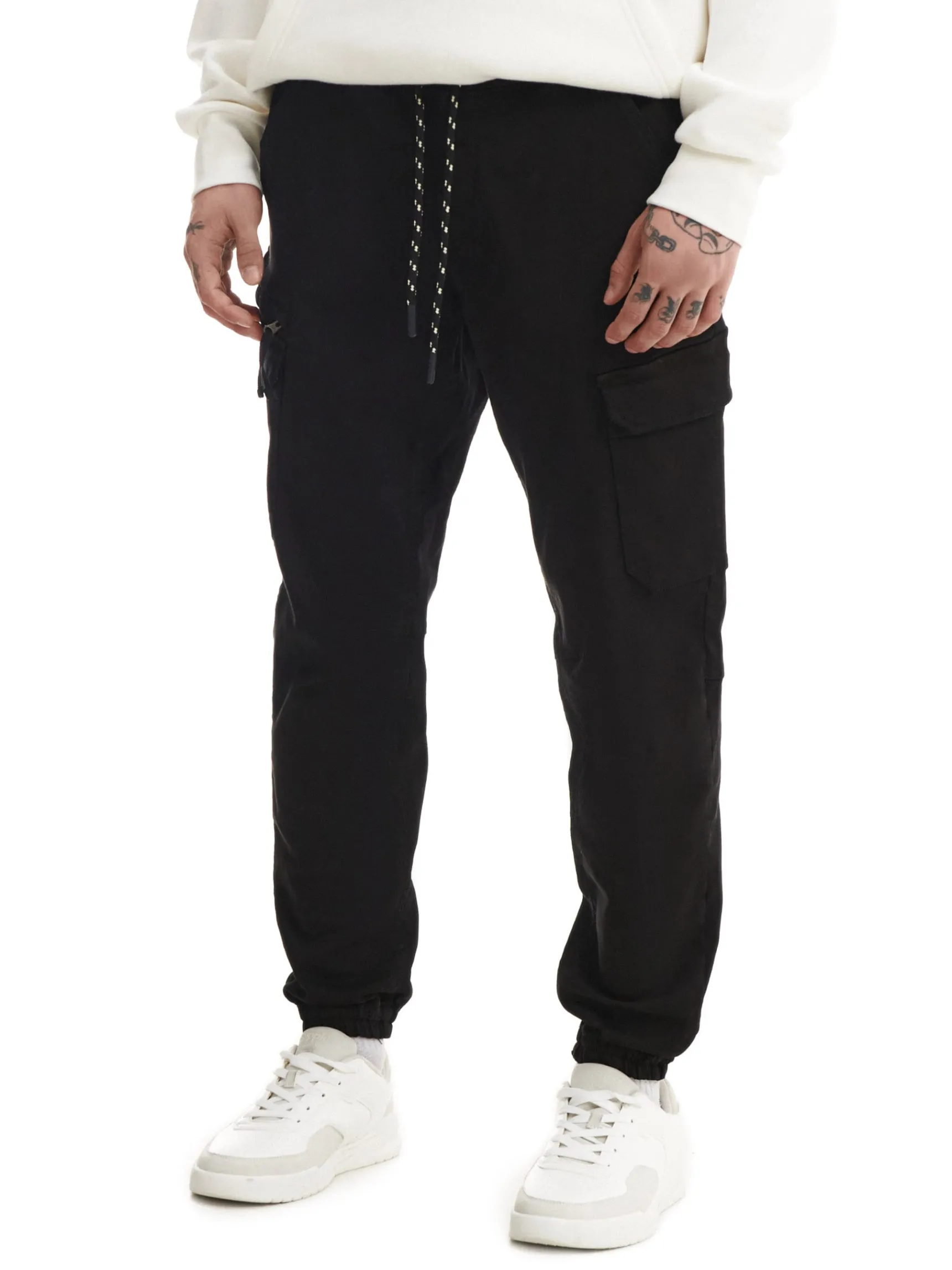 Outlet Cropp Czarne joggery basic z kieszeniami cargo czarny