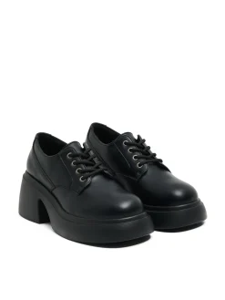 Discount Cropp Czarne loafersy z imitacji skóry czarny