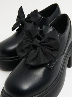 Sale Cropp Czarne loafersy z kokardami czarny