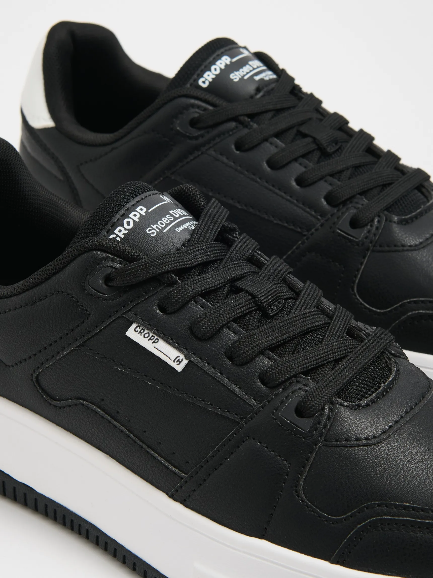 Sale Cropp Czarne sneakersy z białymi elementami czarny