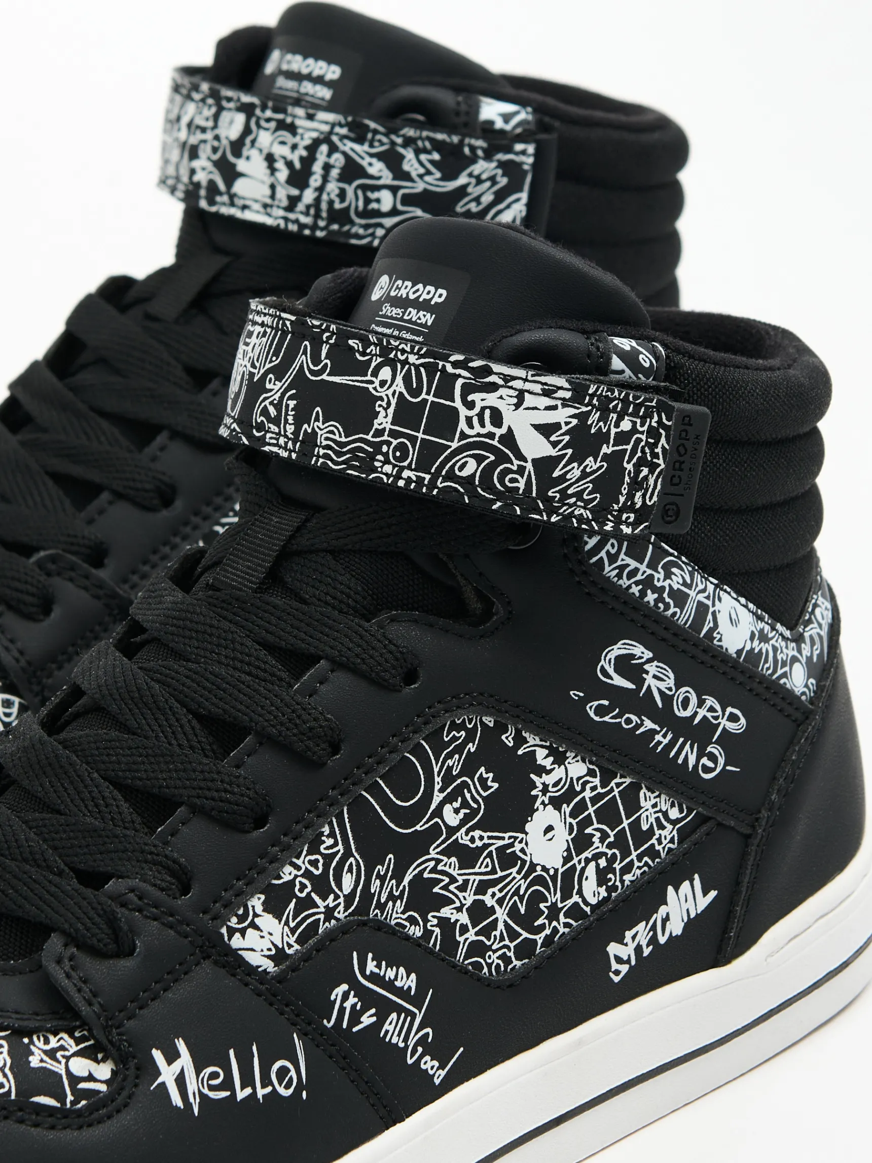 Hot Cropp Czarne sneakersy z komiksowym nadrukiem czarny
