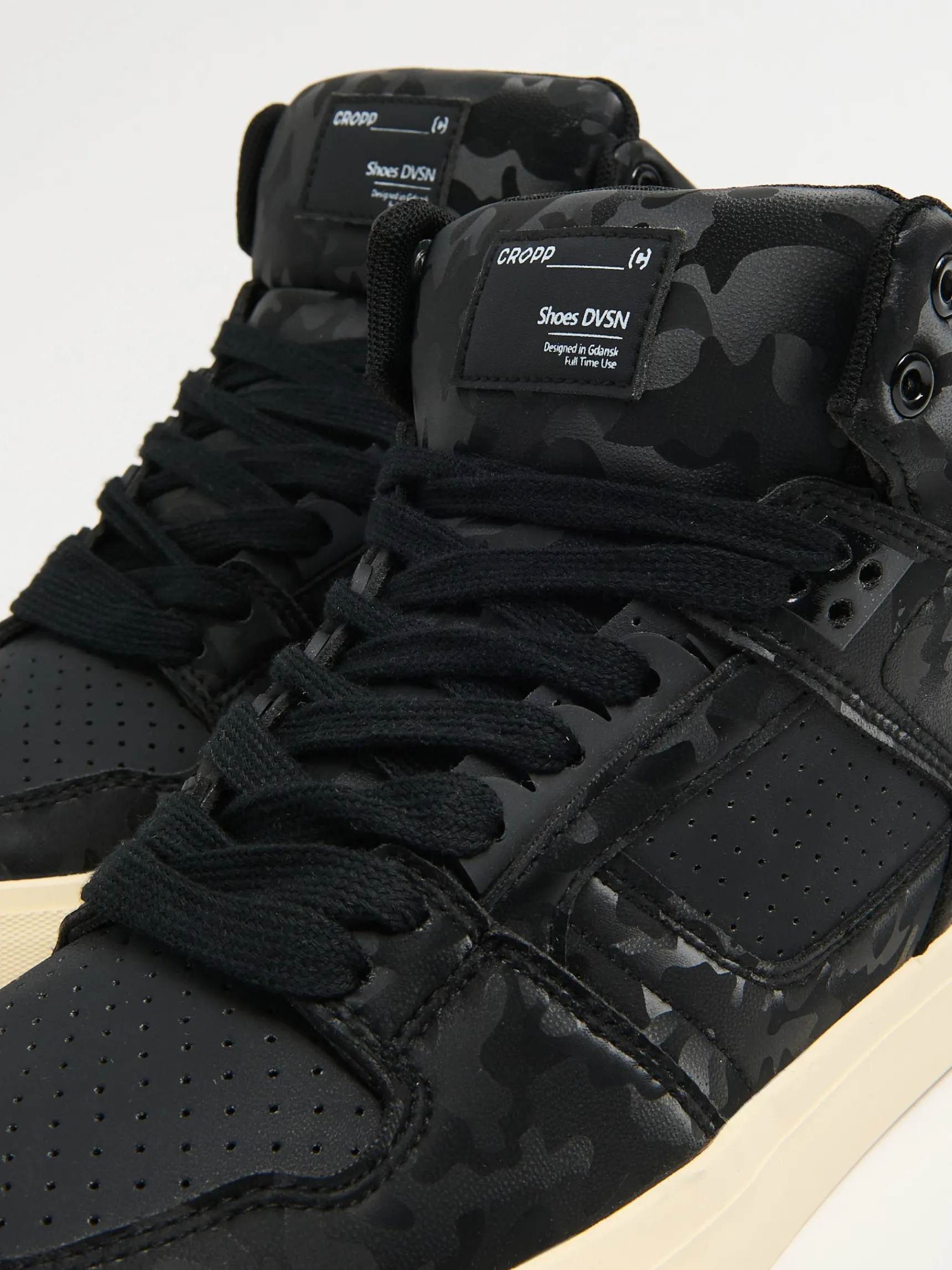 Sale Cropp Czarne sneakersy z wysoką cholewką czarny