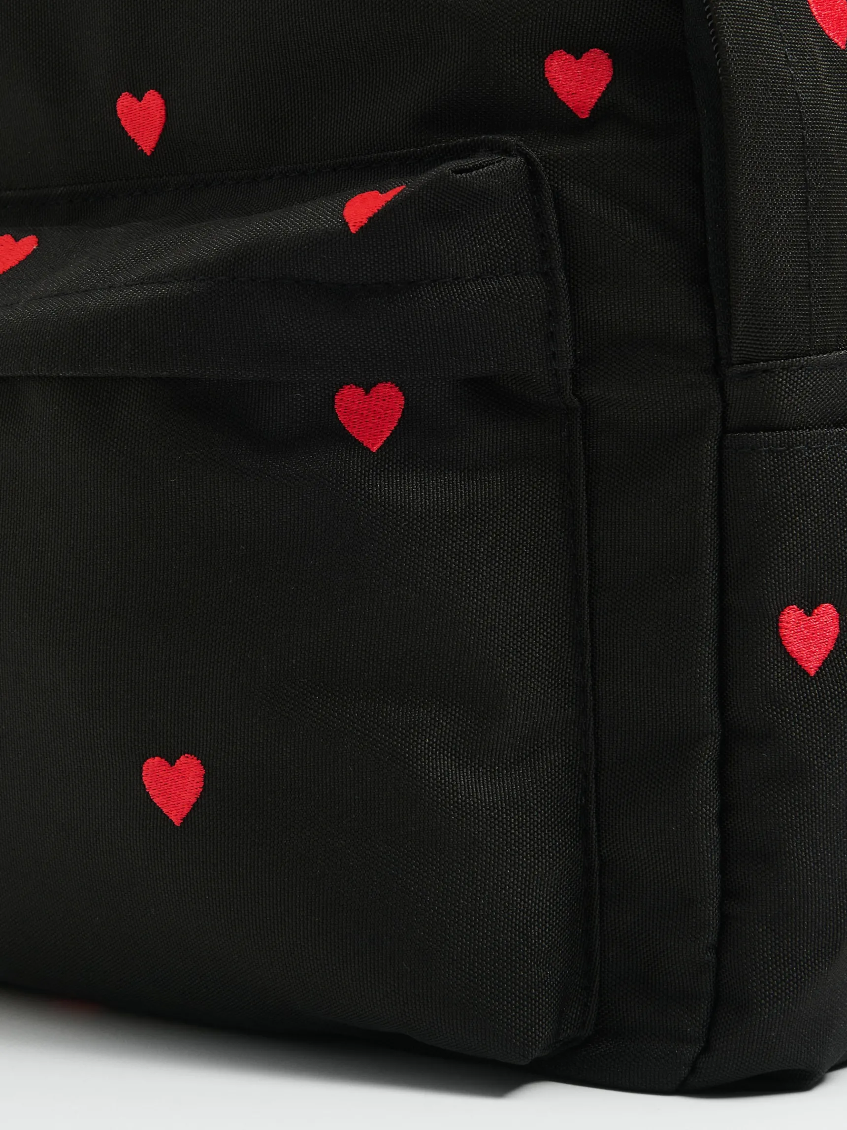Fashion Cropp Czarny plecak w serca czerwony