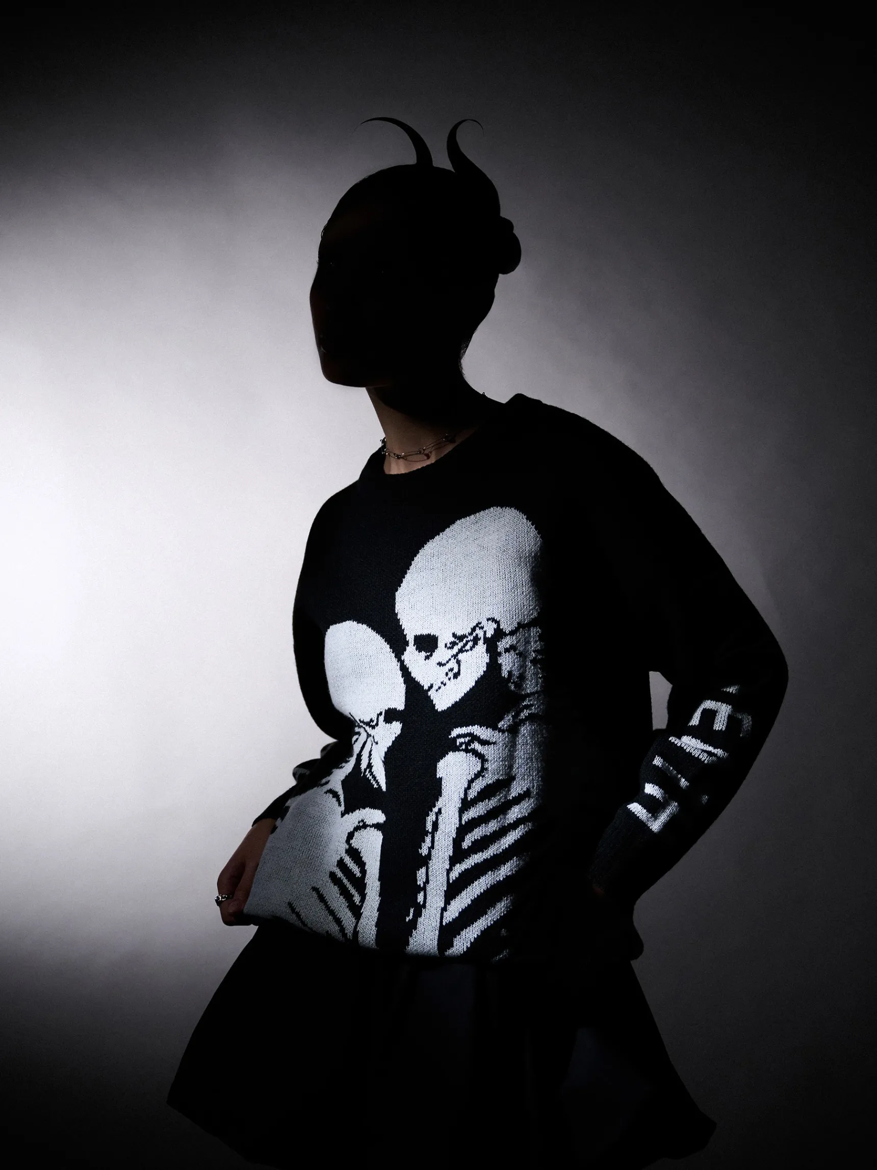Sale Cropp sweter z motywem kościotrupów czarny