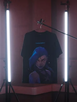 Discount Cropp T-shirt z Jinx z Arcane czarny