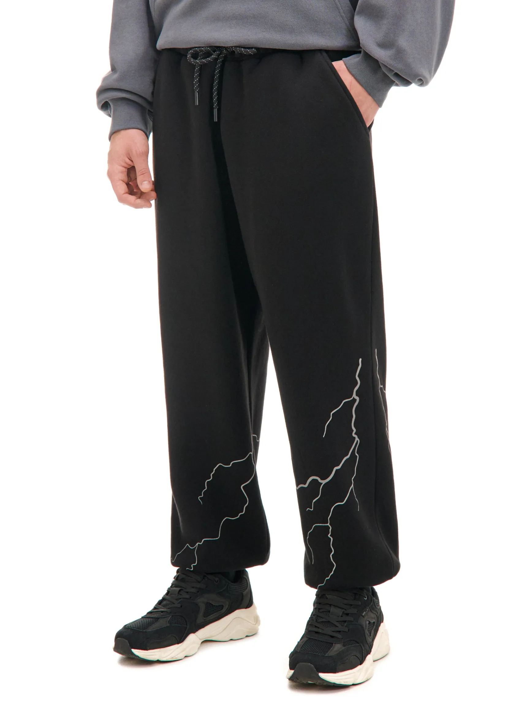 Outlet Cropp Dresowe joggery z odblaskowym printem czarny