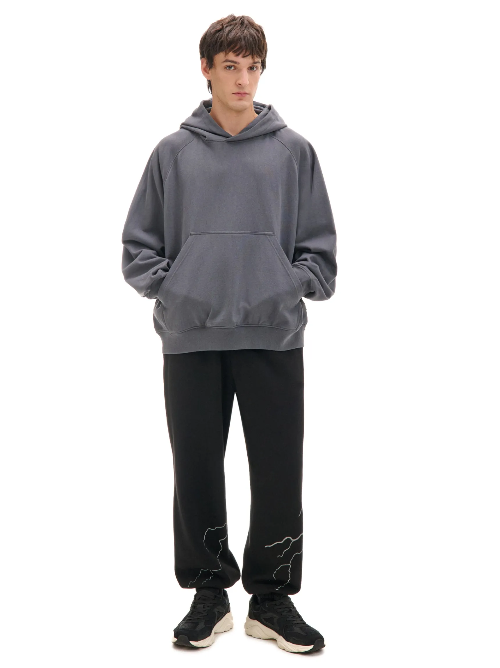 Outlet Cropp Dresowe joggery z odblaskowym printem czarny