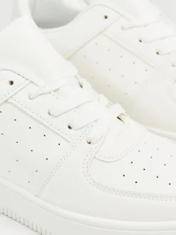 Online Cropp Gładkie białe sneakersy biały