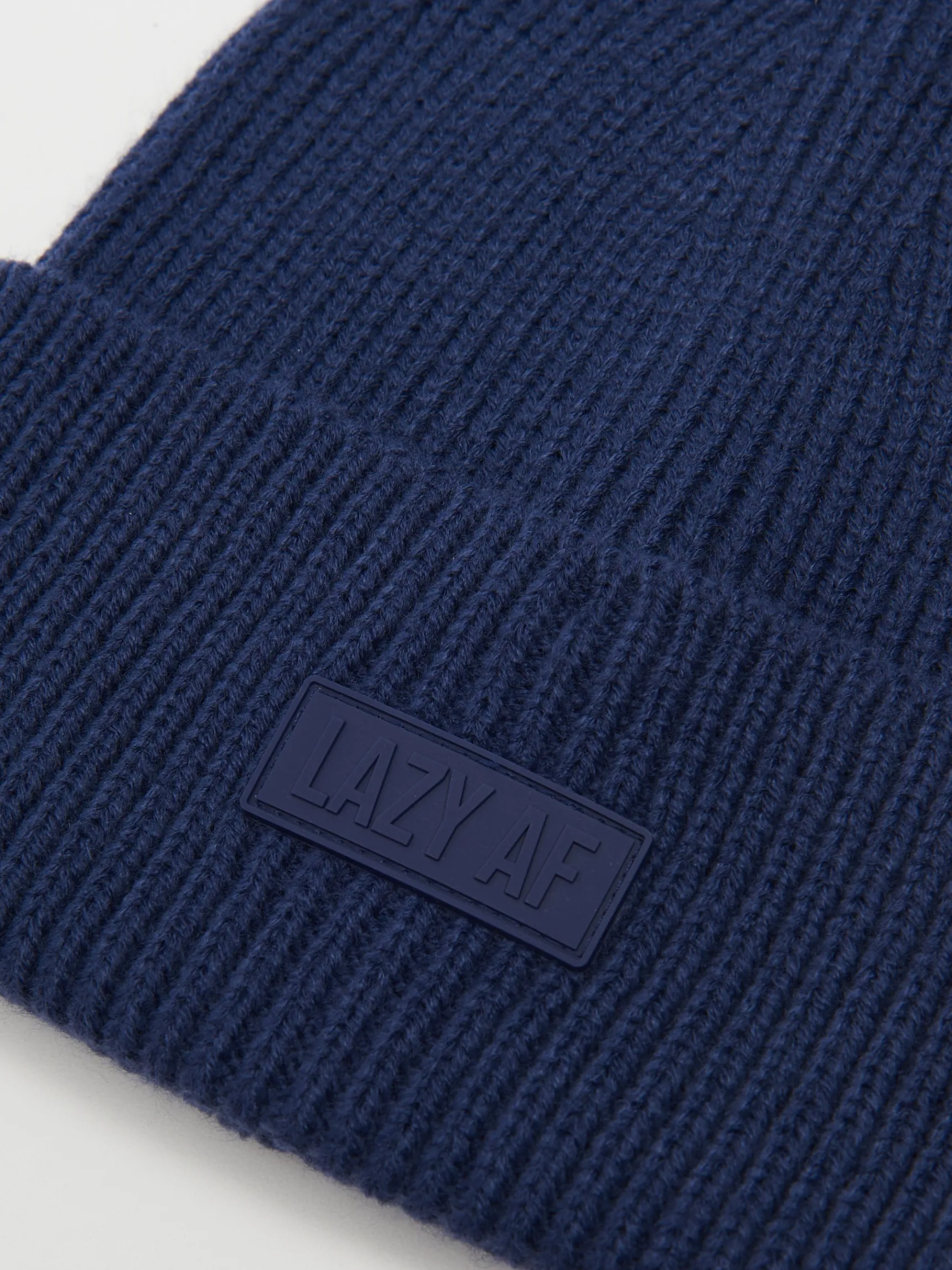 Outlet Cropp Granatowa czapka beanie z naszywką granatowy