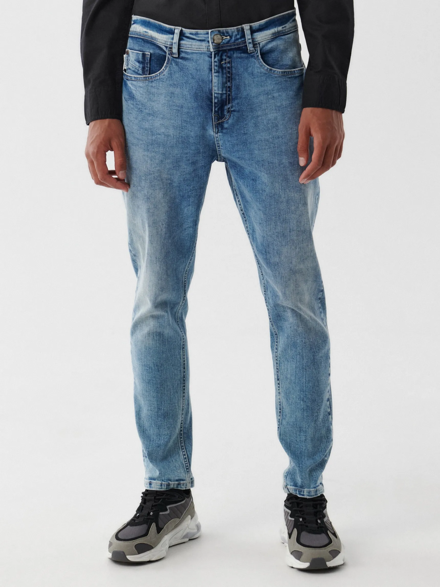 Online Cropp Jasne jeansy carrot niebieski