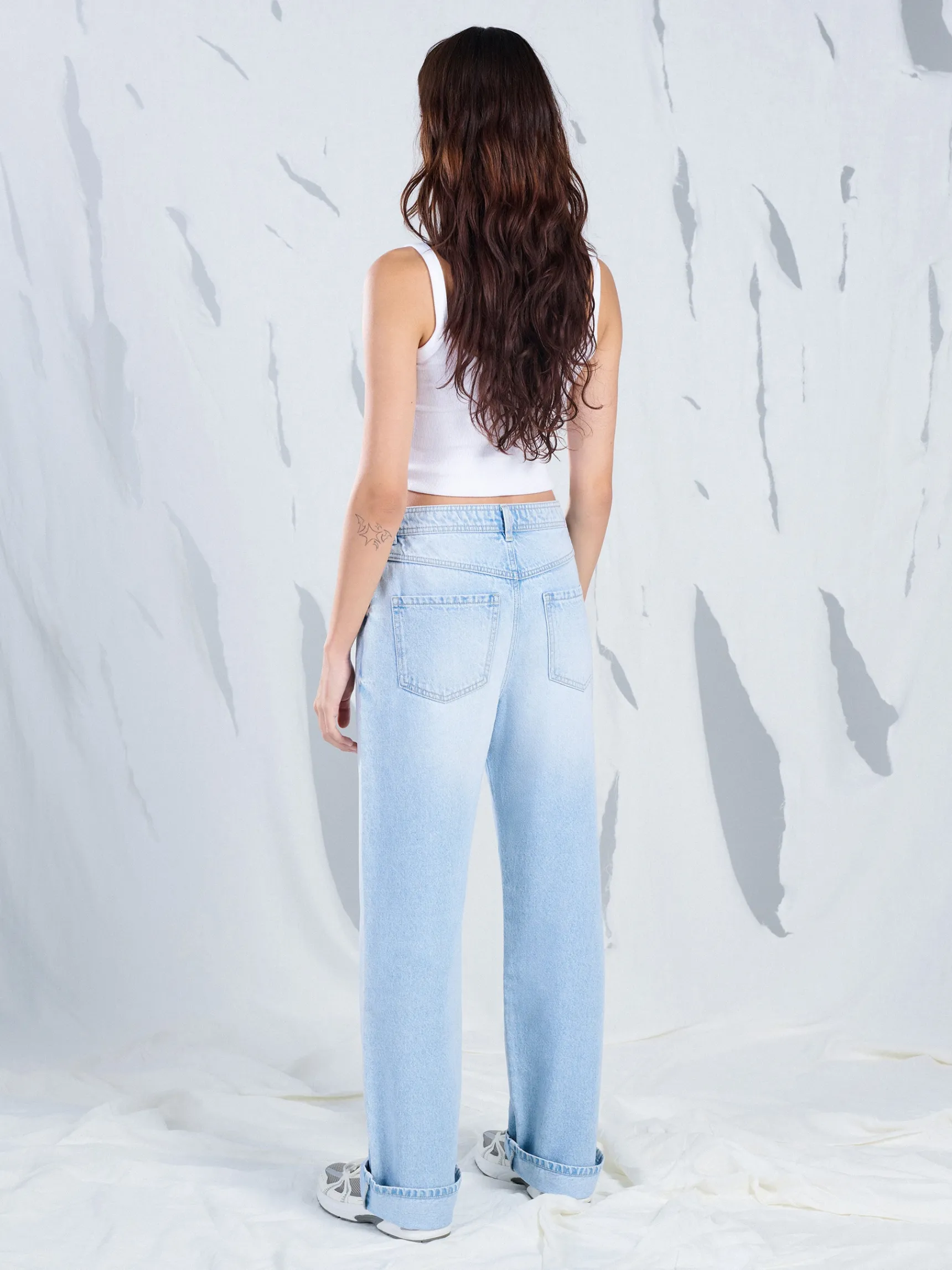 Hot Cropp Jasne jeansy straight z efektem sprania niebieski
