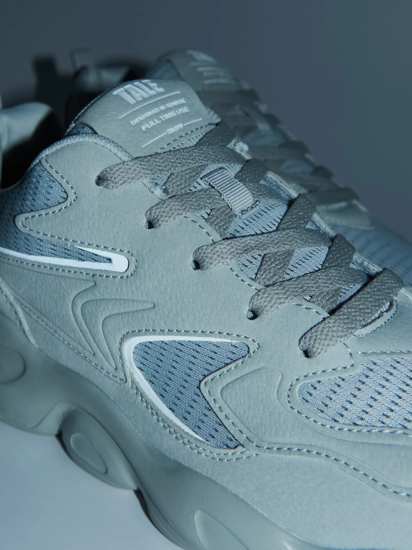 Hot Cropp Jasnoszare sneakersy z odblaskowymi elementami jasnyszary