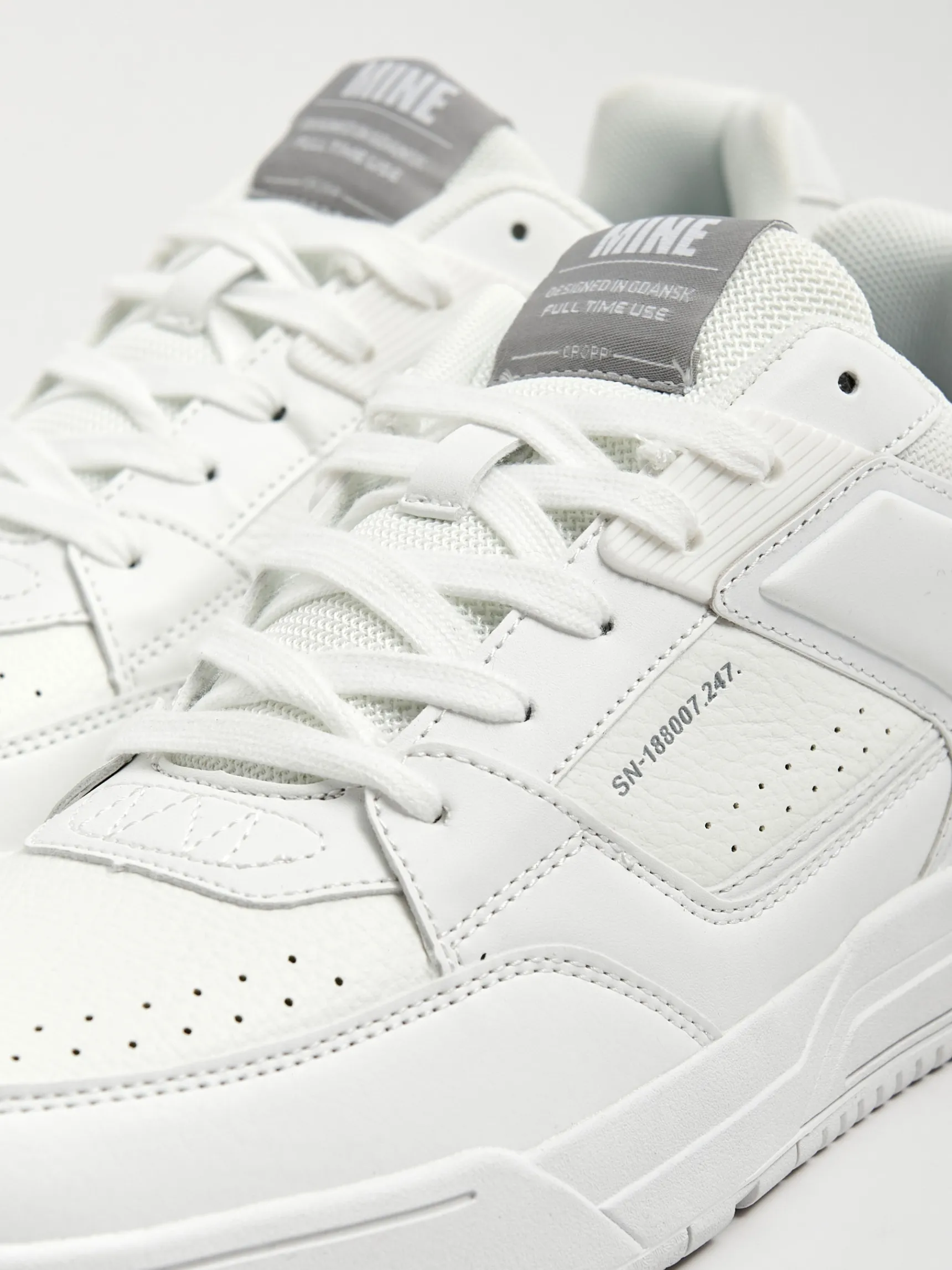 Discount Cropp Klasyczne białe sneakersy biały
