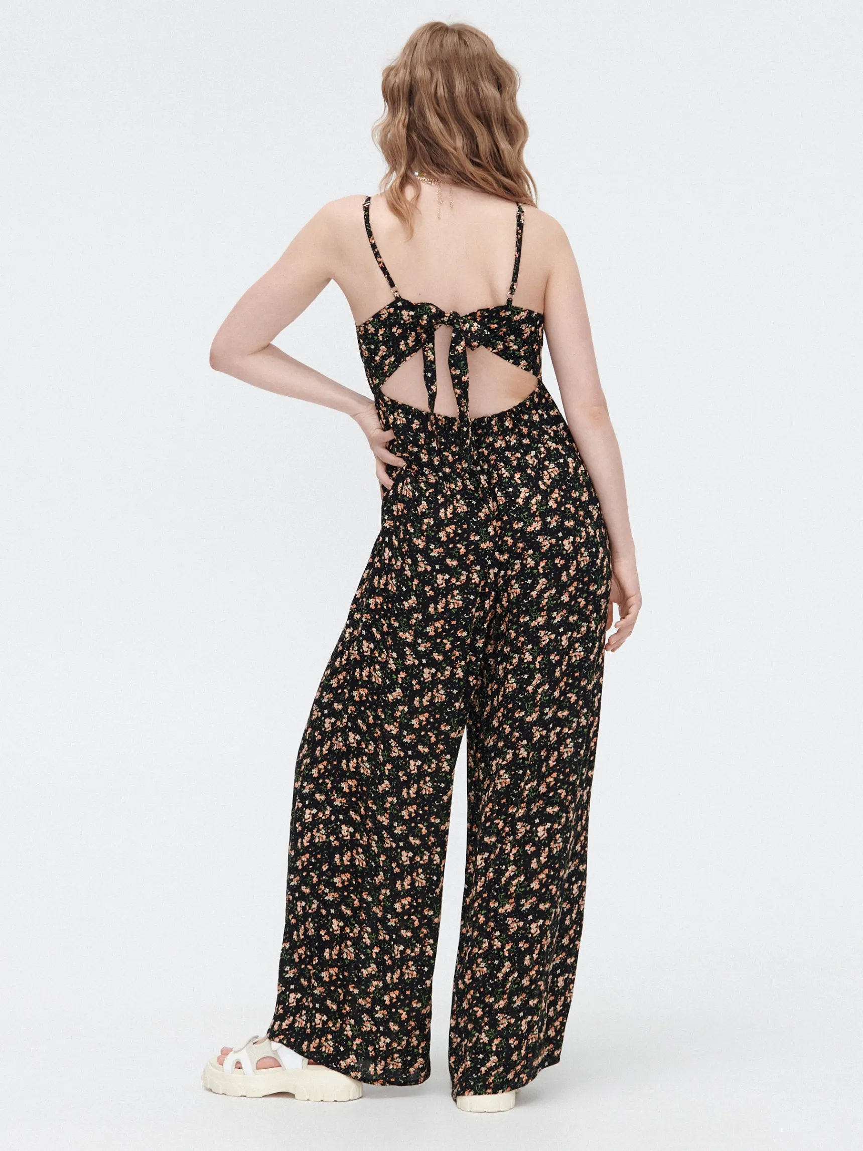 Hot Cropp Kombinezon w kwiaty z wiązaniem czarny