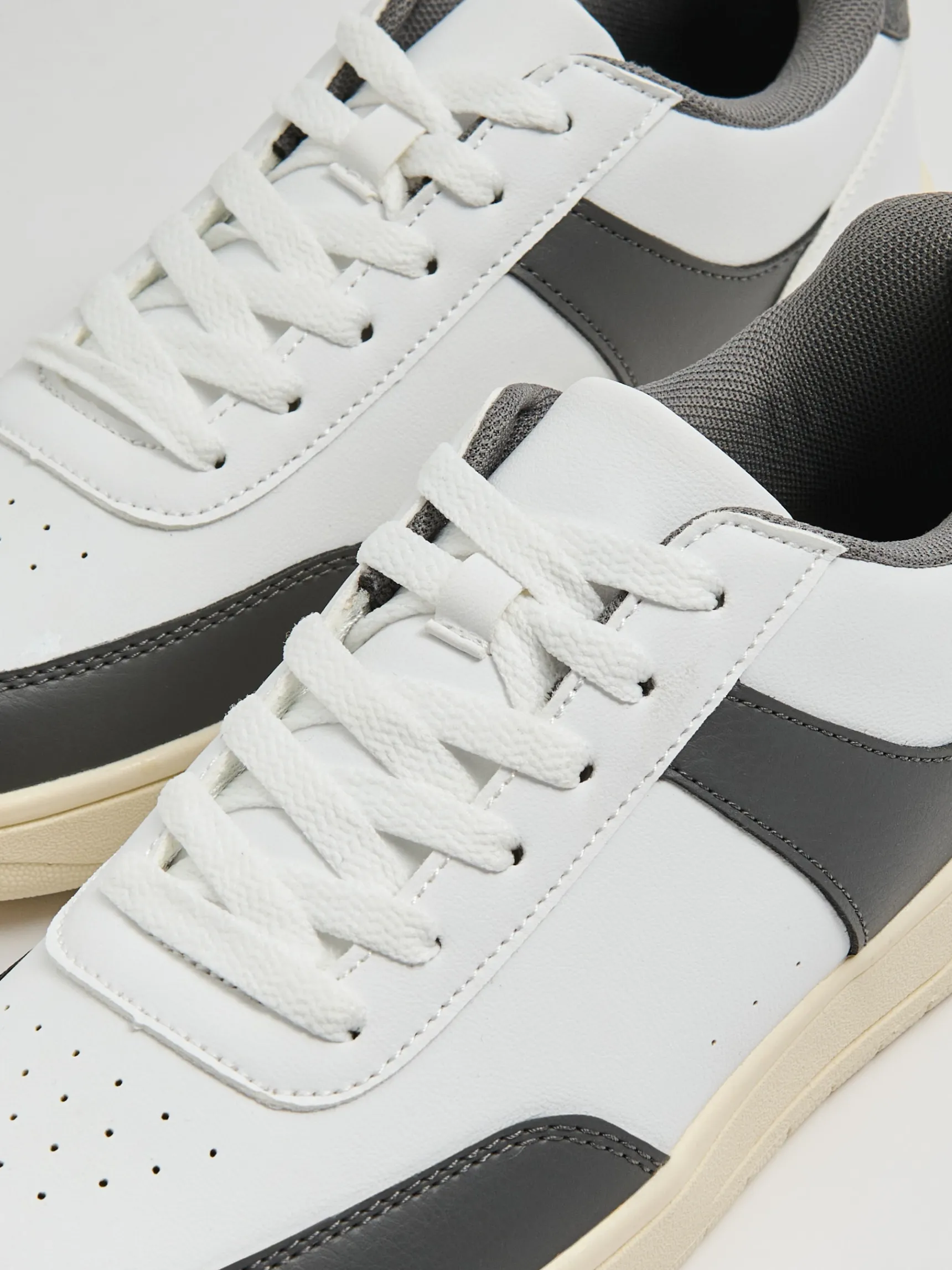 Discount Cropp Kontrastowe sportowe sneakersy szary