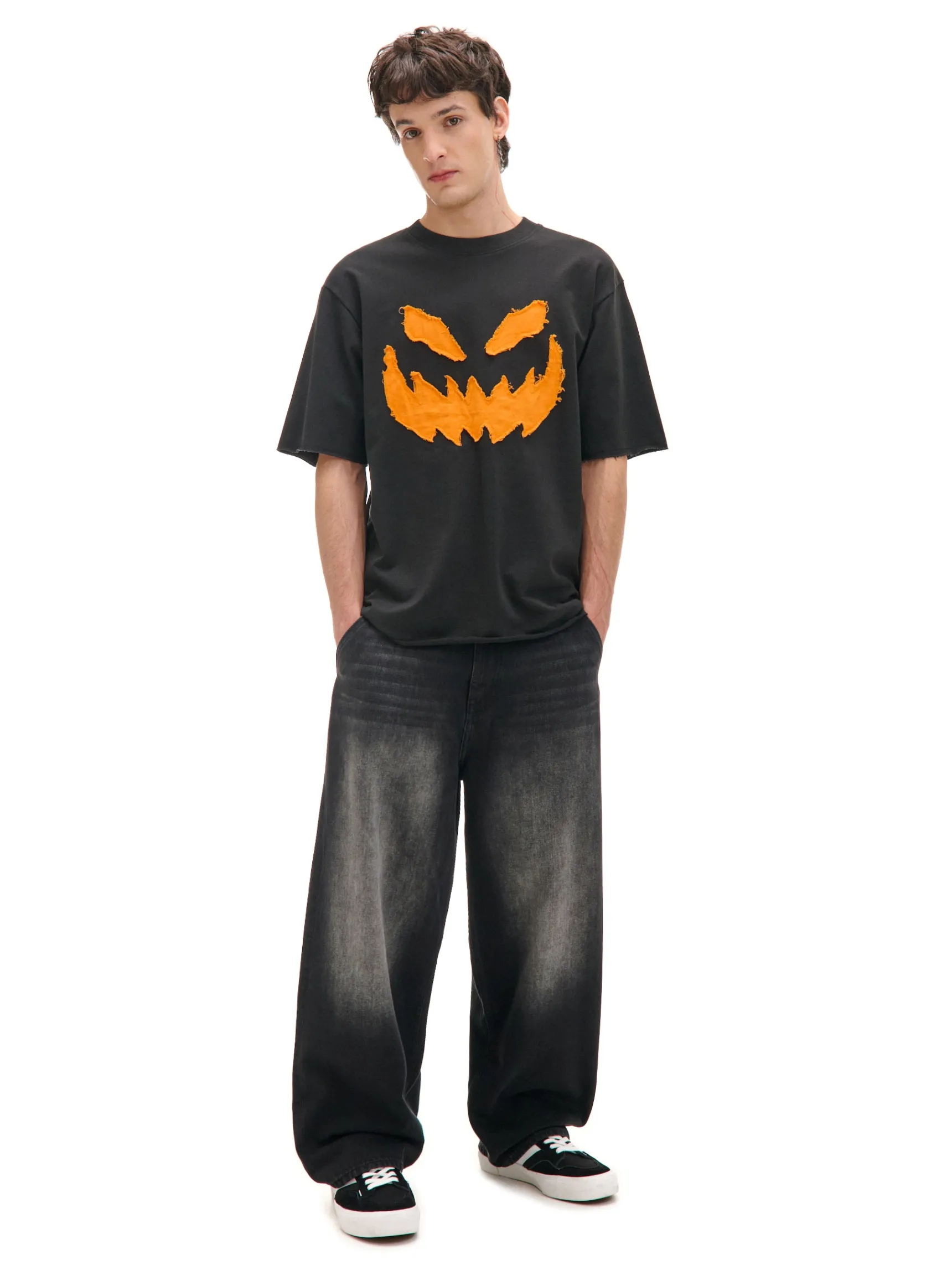 Outlet Cropp Koszulka z haftem Halloween czarny